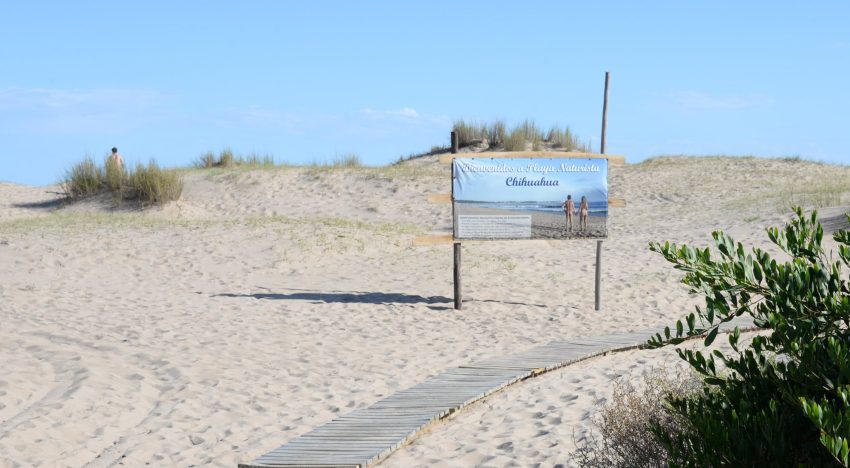 Chihuahua sigue vigente con más de 60 años: cómo es la playa nudista de Punta del Este que no pasa de moda