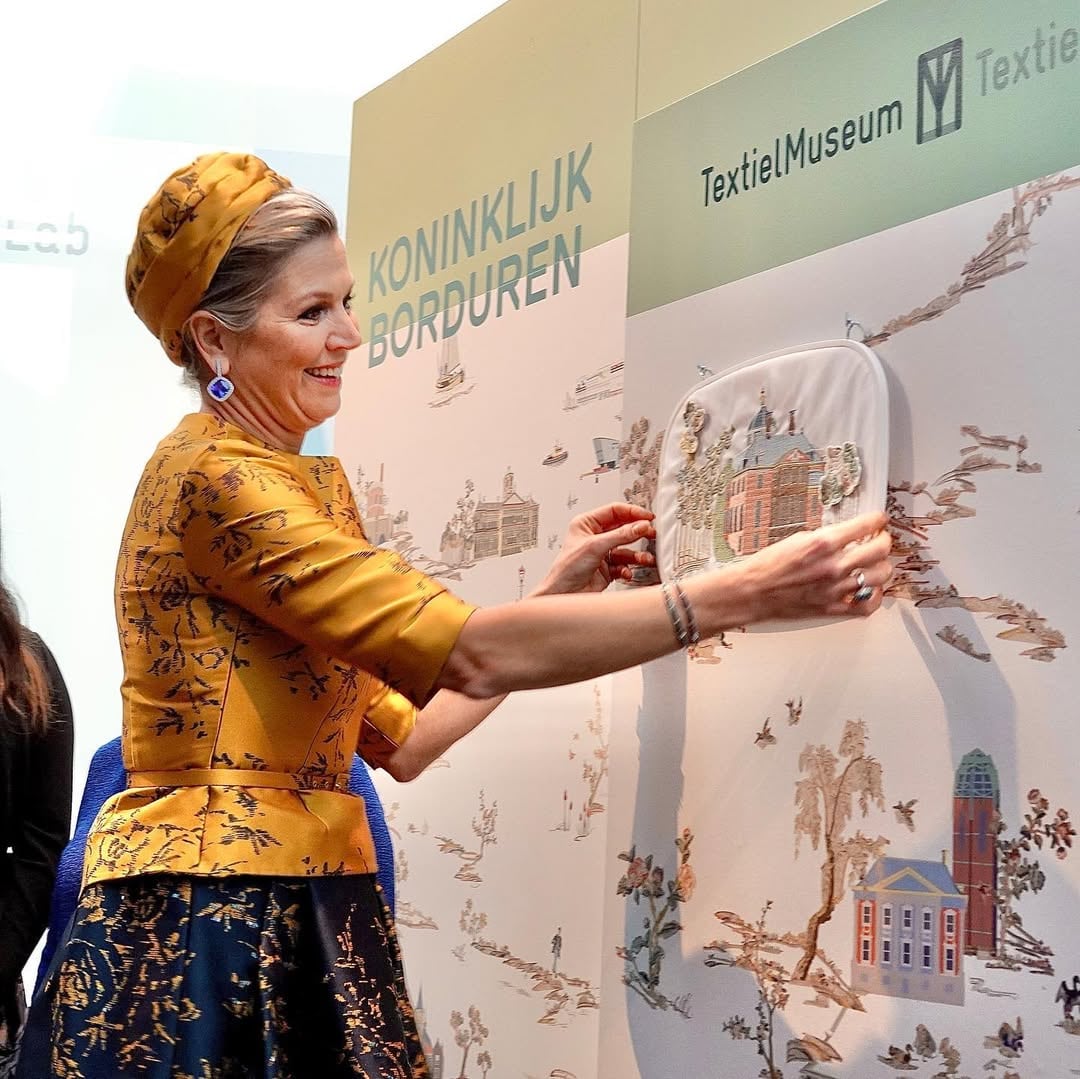 La reina usó el outfit el 30 de abril de 2022 para inaugurar una exposición en el Textiel Museum de Tilburg (Foto: Instagram @koninklijkhuis)