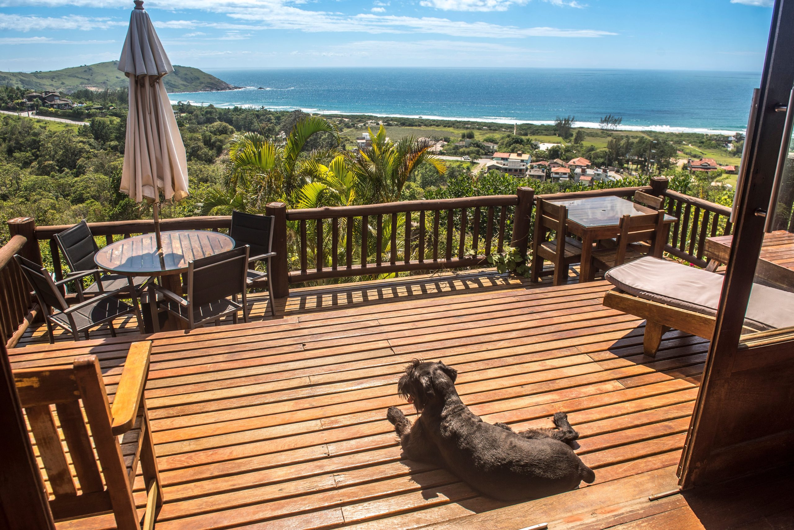 Una terraza con vista al mar de Silveira.