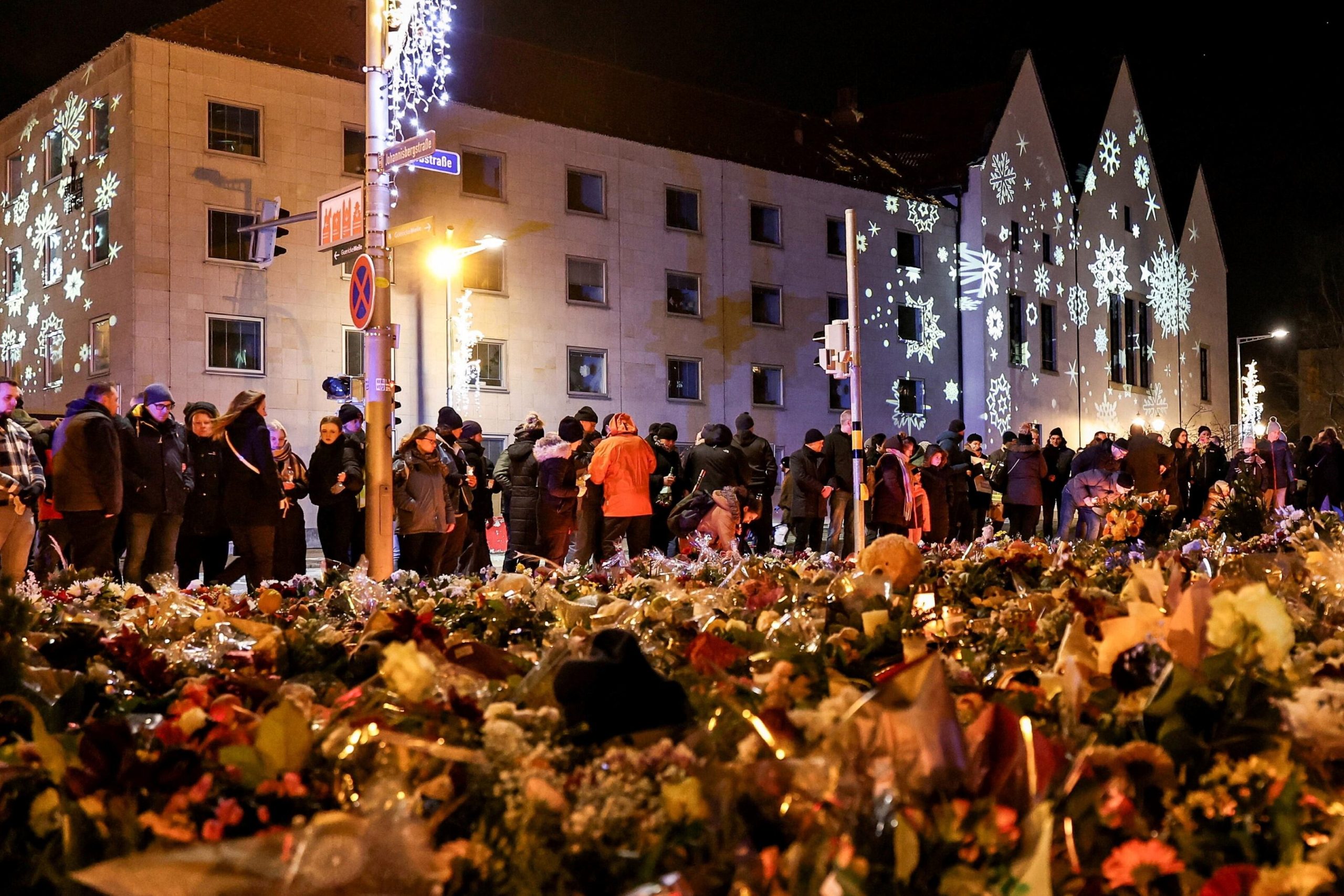 Vecinos de Madgeburgo se congregaron en el Mercado de la Navidad, lugar donde hace algunos días un hombre atropelló a los ciudadanos que se encontraban haciendo compras. (Foto: Filip Singer/EFE)