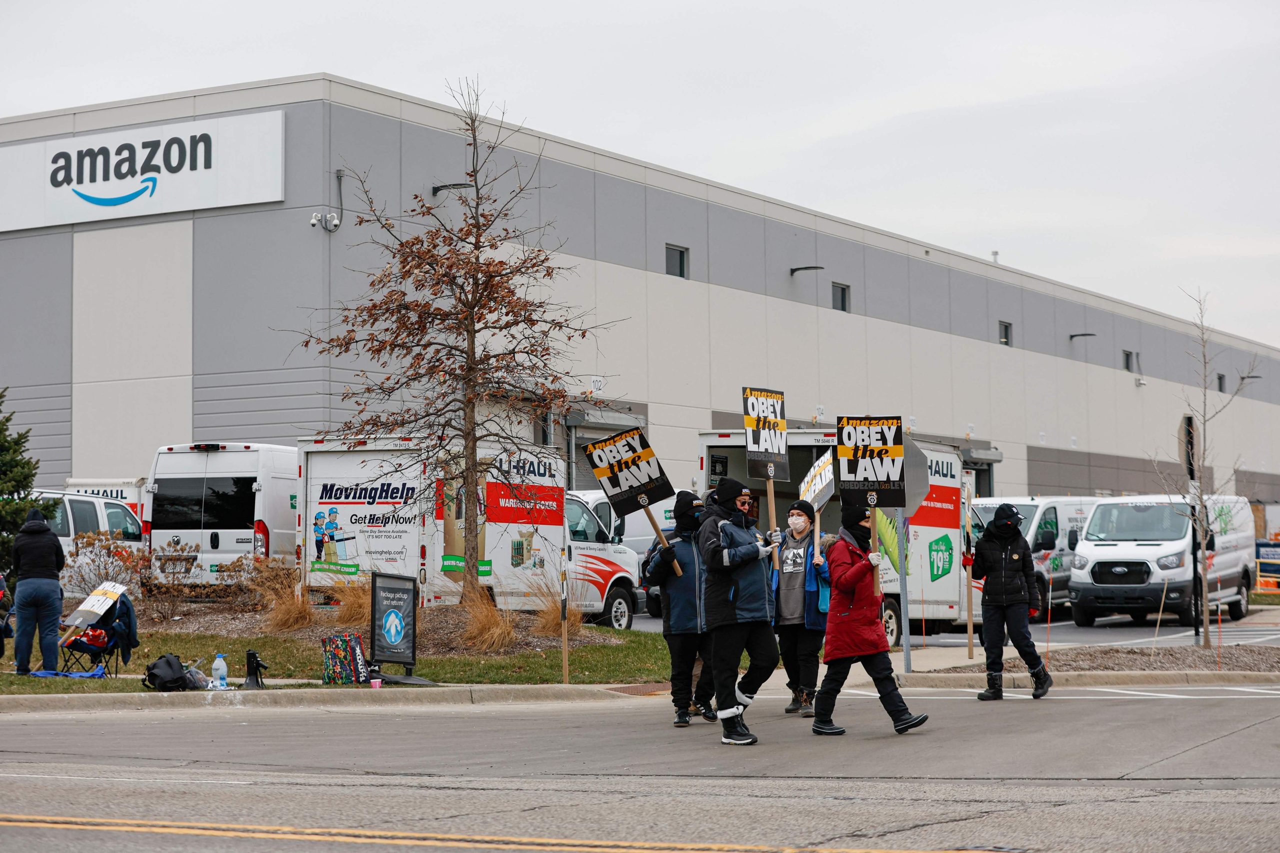 Miles de trabajadores de las instalaciones de Amazon en todo Estados Unidos se declararon en huelga el jueves, dijo el Teamsters Union