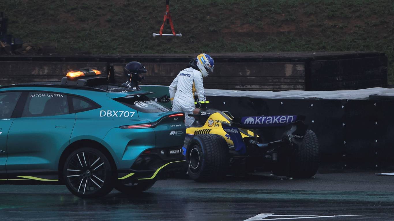 Franco Colapinto sale de su auto tras el choque durante la clasificación del Gran Premio de Fórmula 1 en Brasil. (Foto: AP - Ettore Chiereguini)