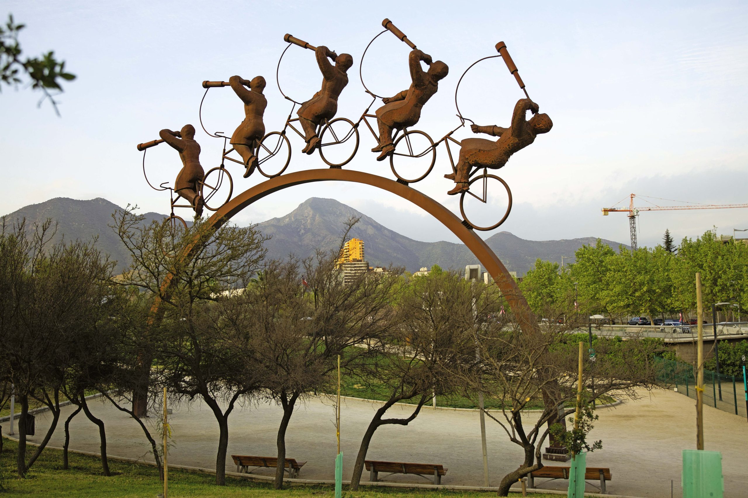 Parque Bicentenario, en Vitacura. Escultura “La Búsqueda”, de Hernán Puelma, un ícono de la ciudad.