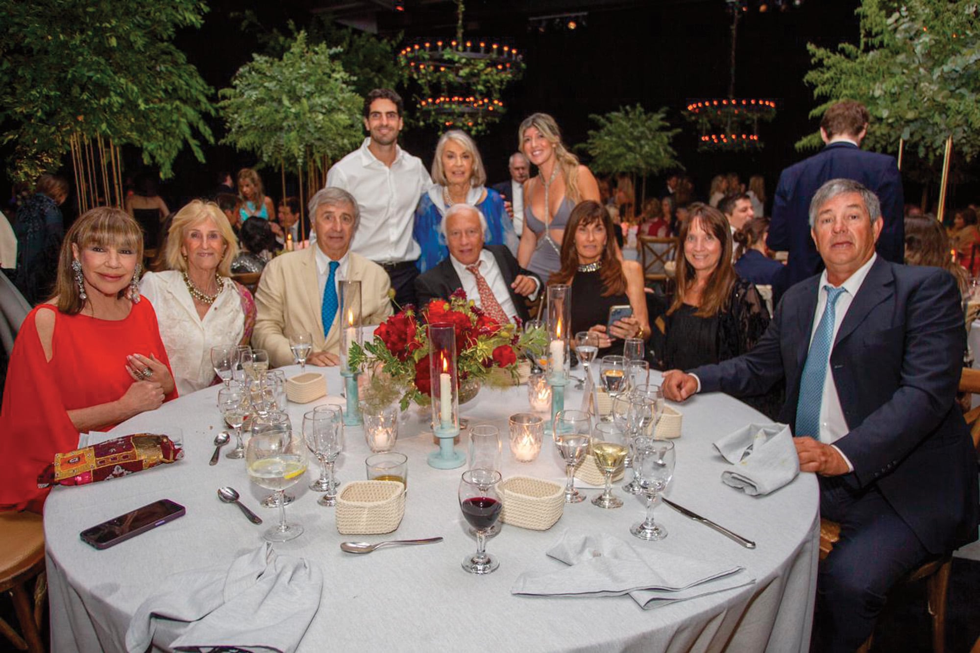 Mientras el cóctel y las barras de tragos fueron dispuestas en la galería, la comida tuvo lugar en el interior del salón Le Dome. Marisa Monteserin, la wedding planner de Borderline, organizó las mesas de manera descontracturada alrededor de la mesa central, donde estaban los novios. Acá, Mora Furtado, Clara Balcarce, Guillermo Díaz Alberdi, Julio Vacarezza, Virginia Holmberg, Cecilia Araya, Juan José Díaz Alberdi; y, atrás, Aníbal Díaz Alberdi, Cristina Díaz Alberdi (la madre del novio, con un vestido azul) y la novia de Aníbal, Azul Lauro. 