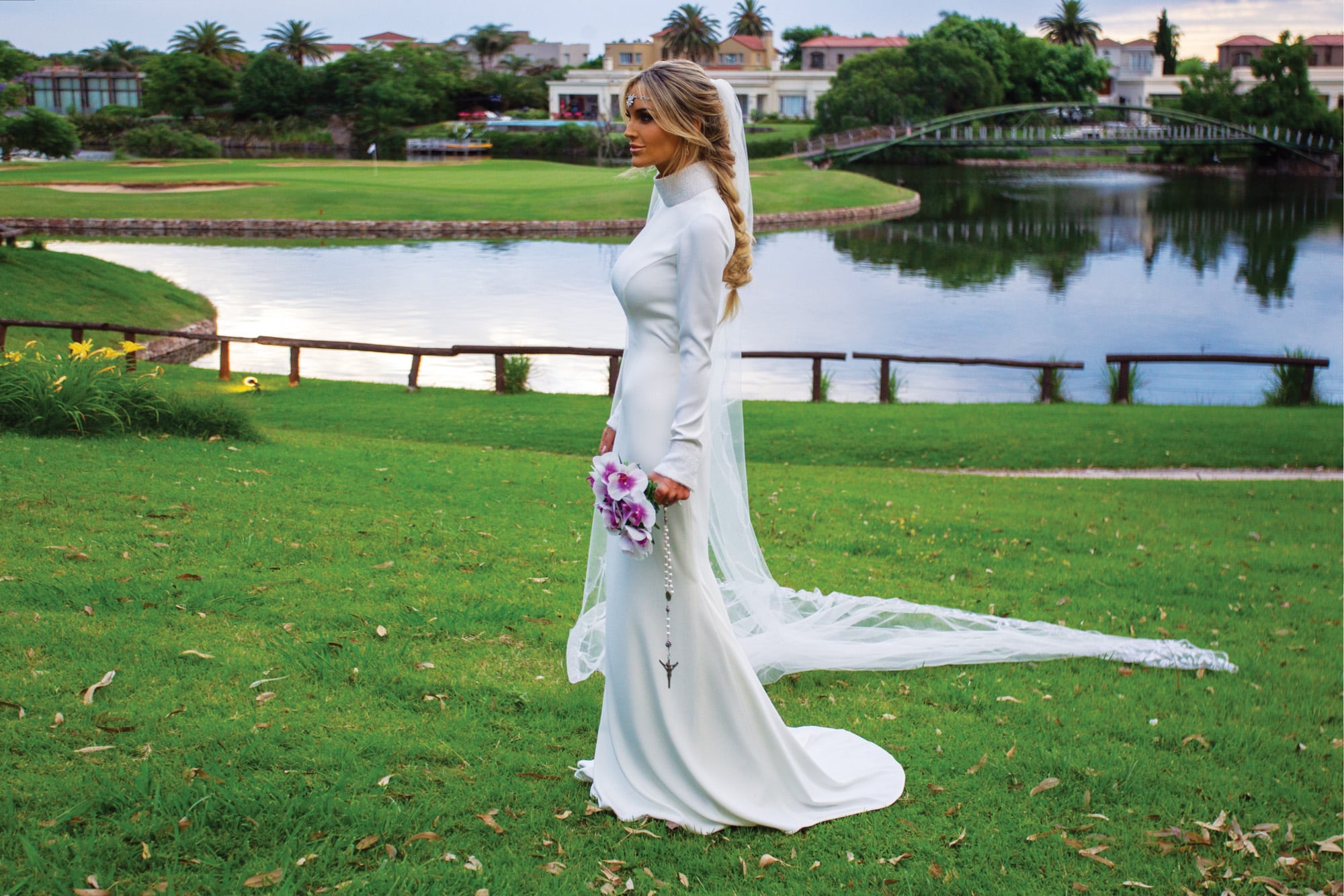 Milagros, posando en Sofitel Cardales, con el vestido que Gabriel Lage creó especialmente para ella: un diseño al cuerpo en crêpe marroquí blanco nácar. Tanto los puños como el cuello llevaban bordados geométricos. El velo estaba realizado íntegramente con una técnica artesanal. El detalle: la diadema de cristales checos, tallada en cera de modelado y acabado en metal, realizado por Roxana Zarecki. Lage, que fue el autor del outfit que Mili eligió para el civil, fue quien sugirió el ramo. 