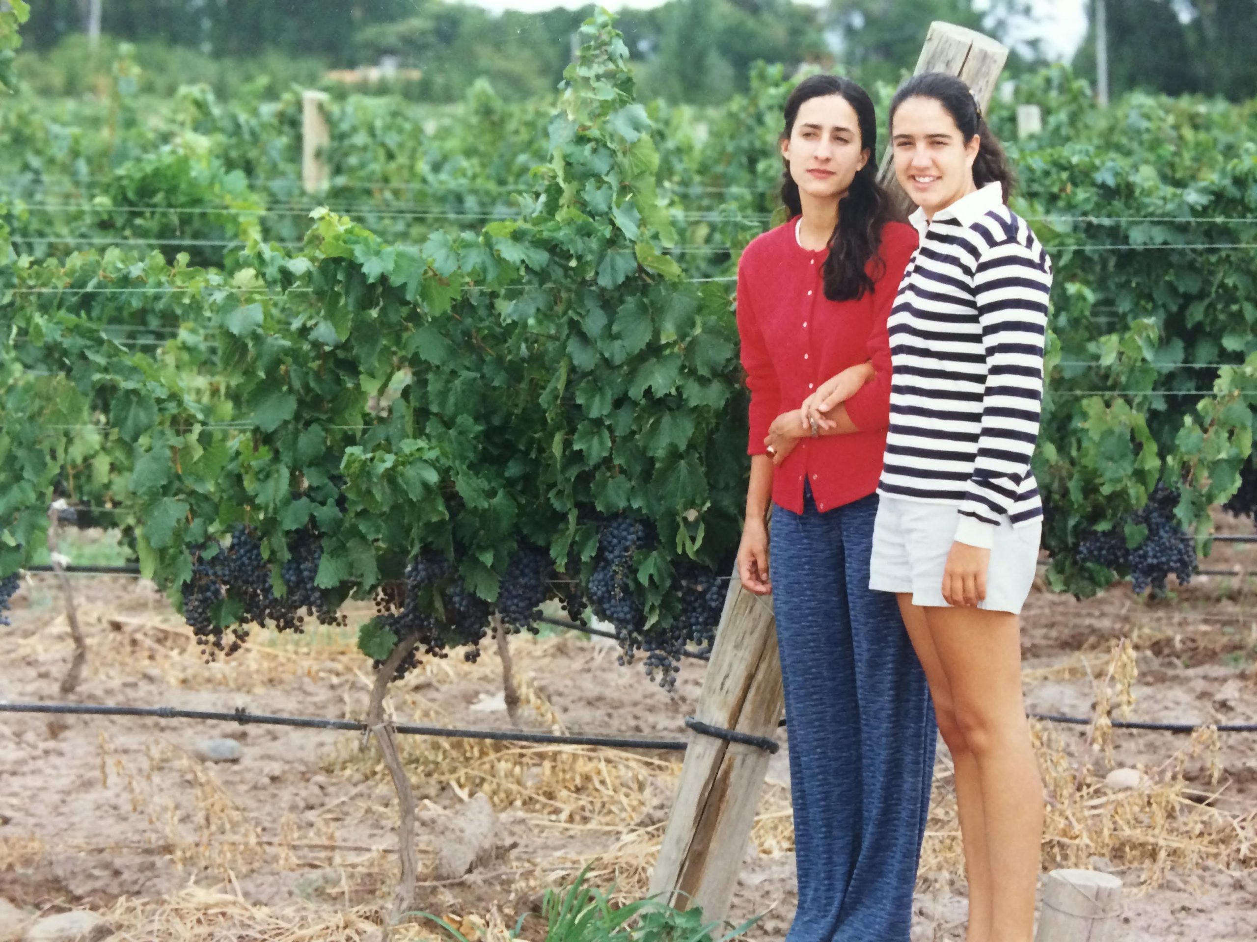 Las hermanas Pescarmona en una foto histórica, junto a los viñedos de la finca.