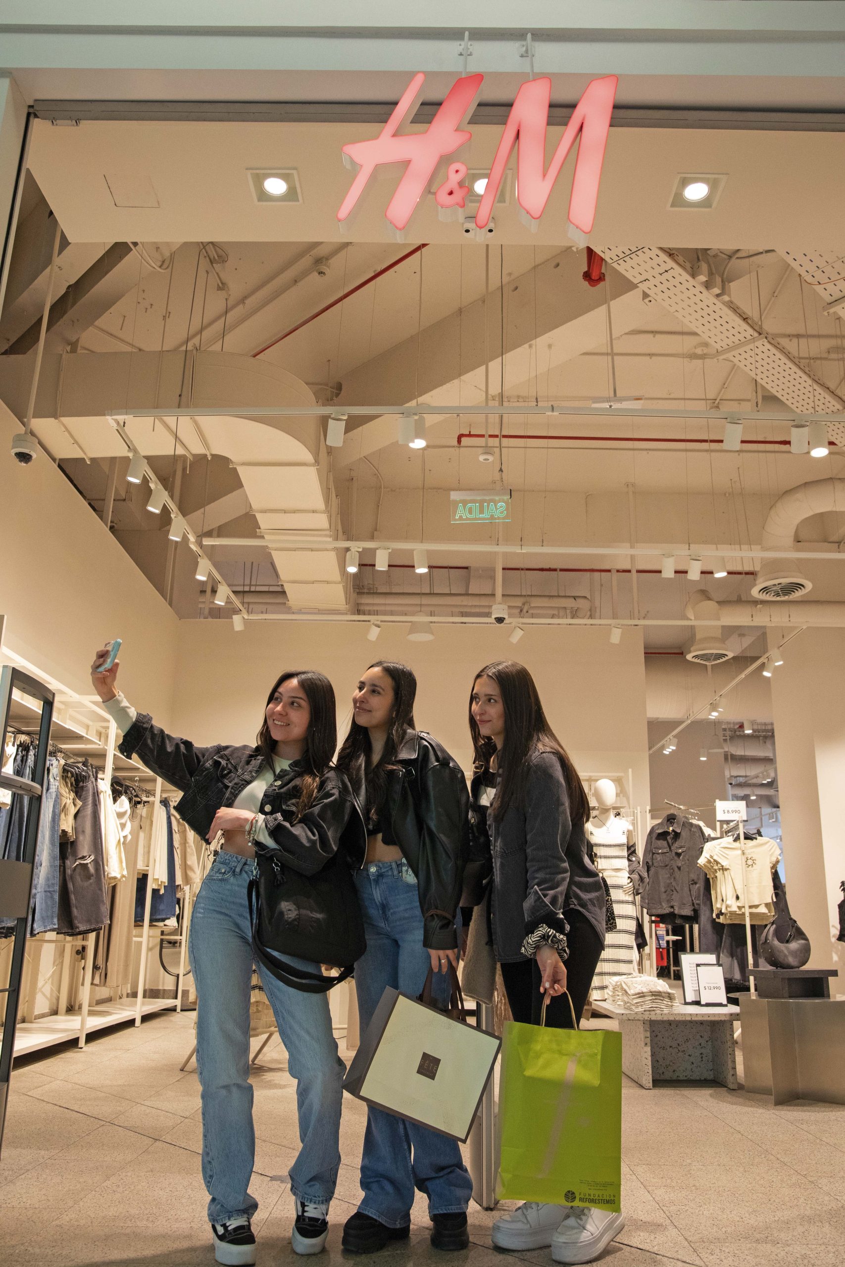 Costanera Center. Las chicas se toman una selfie en la entrada de H&M, una de las marcas más solicitadas.