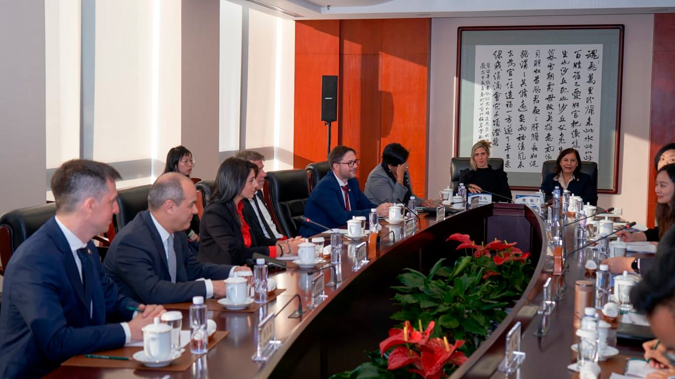 Hubo varias reuniones estratégicas durante el viaje donde se planteó profundizar los vínculos bilaterales. (Foto: Prensa).