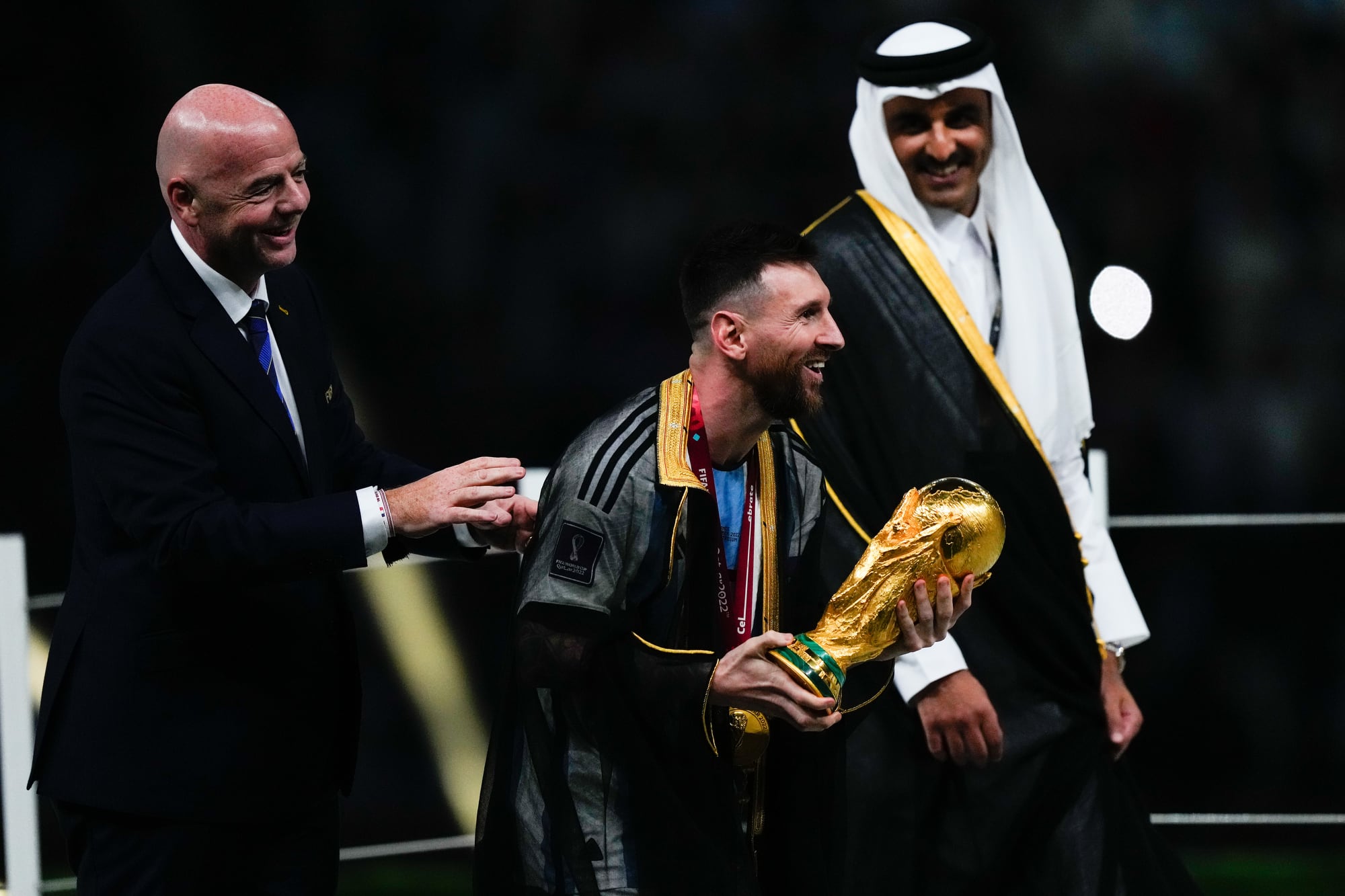 Messi con la capa qatarí justo en el instante previo a levantar la Copa del Mundo 