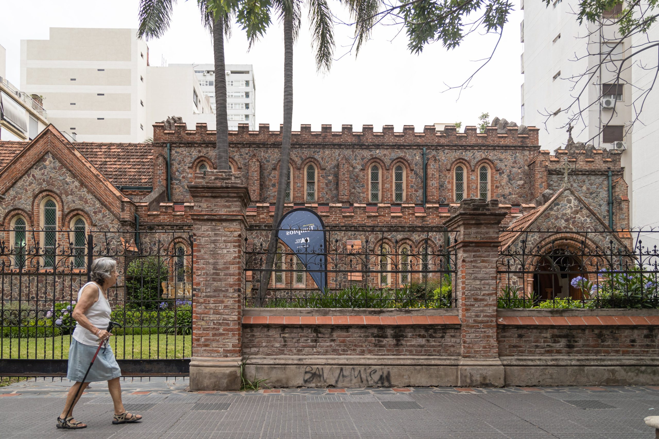 El templo se encuentra sobre la calle Cramer, en el barrio de Belgrano