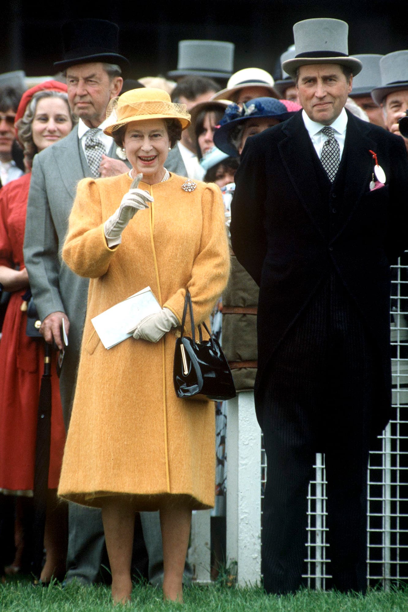 La soberana y su amigo durante una competencia hípica en 1985. 