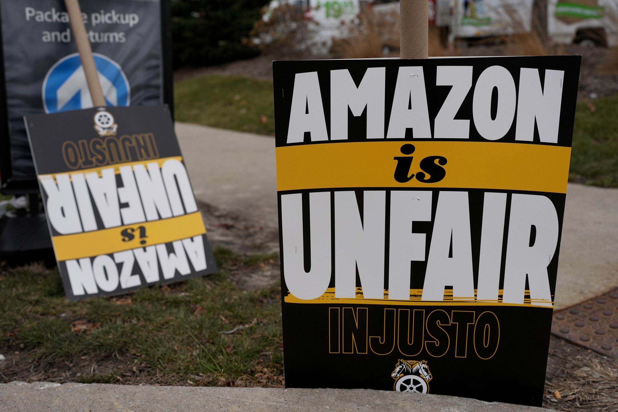 Se ven carteles durante una huelga en la estación de entrega de Amazon de Skokie (DIL7) en Skokie, Illinois, el jueves 19 de diciembre de 2024.