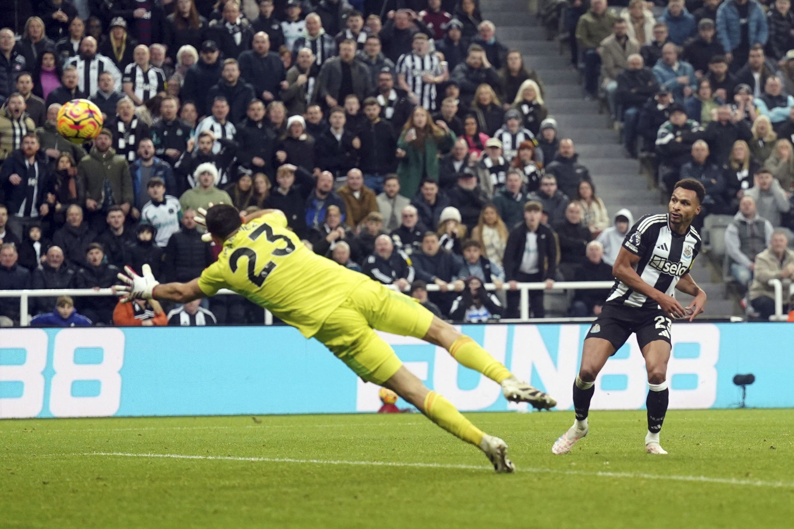 Emiliano Martinez salva a Aston Villa ante un remate de Jacob Murphy, jugador de Newcastle, durante el partido entre ambos equipos por la Premier League