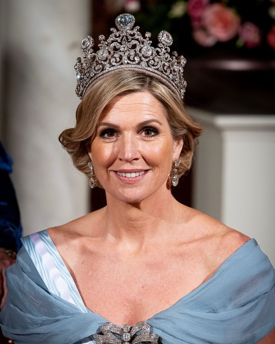 En el banquete real en honor a los reyes de España, Máxima lució un vestido celeste de hombros caídos y la corona Stuart (Foto: Instagram @patrickvkatwijk)