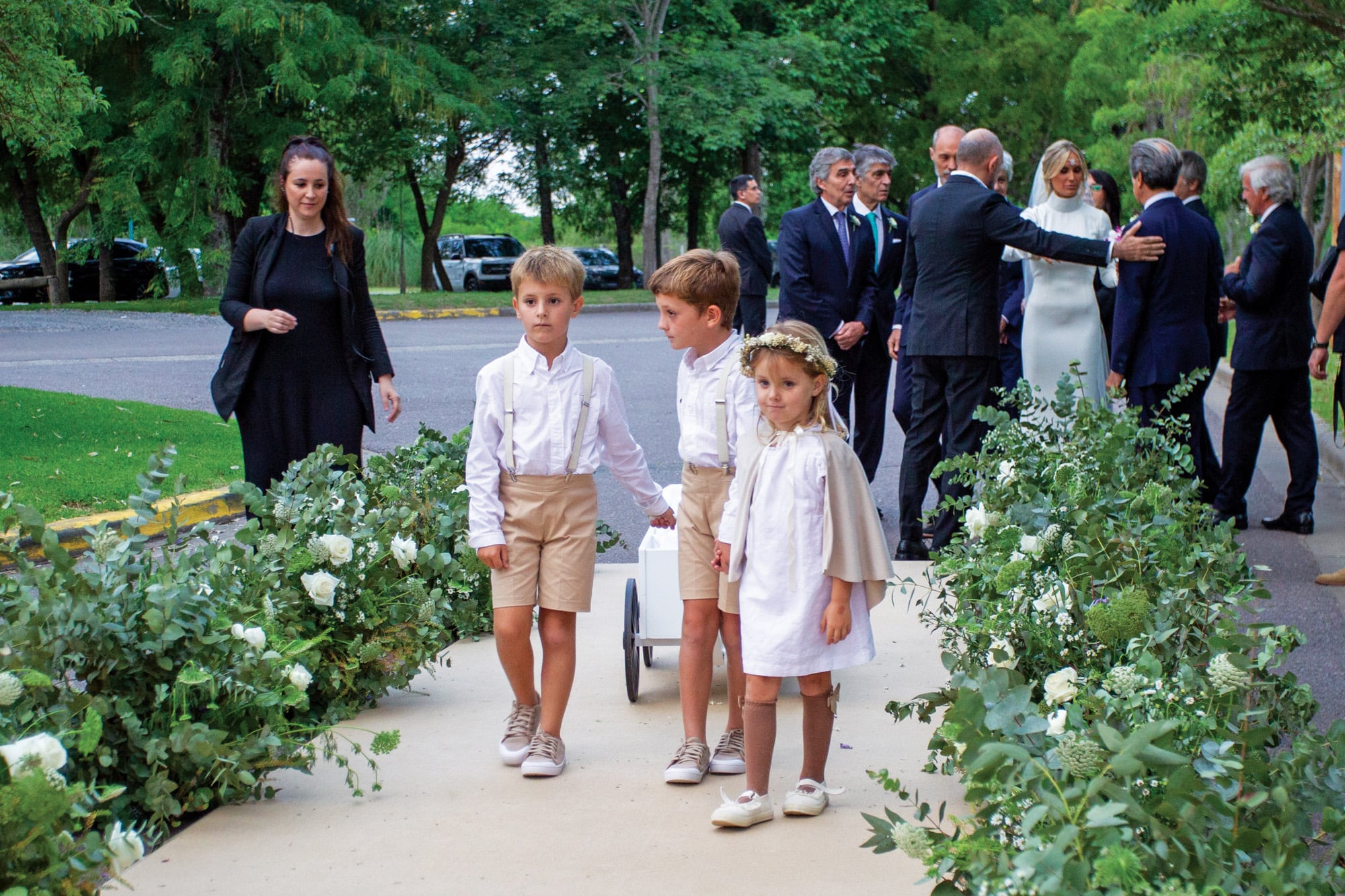 Parte del cortejo estaba conformado por los sobrinos de Mili: Segundo (7), Indalecio (9) y Helena (4), los tres hijos de Delfina, que es arquitecta. Minutos antes, ya había entrado Serena, la hija menor de Horacio Rodríguez Larreta. En segundo plano, junto a Mili estánNejo Ferrando, Fabio Bertani, Pablo Devoto, Negro Méndez y Flavio Caputo, los mejores amigos de Claudio Maylin, quien murió en julio de este año, y  Pablo Vasquez Ferro, el tío de Mili y hermano de Mariana Vasquez Ferro. 