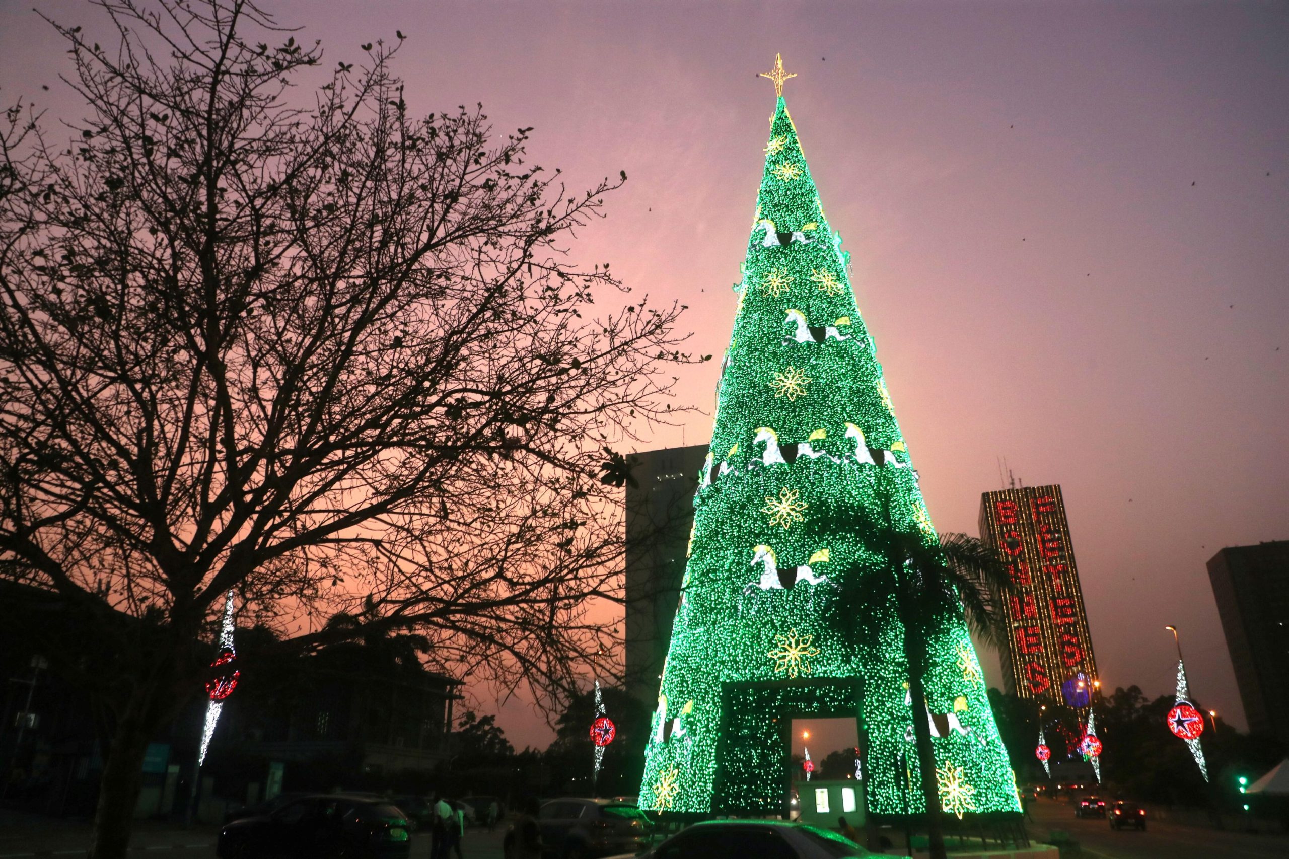 Árbol navideño en Abidjan, Costa de Marfil, horas antes de la Nochebuena. (Foto: Legnan Koula/EFE)