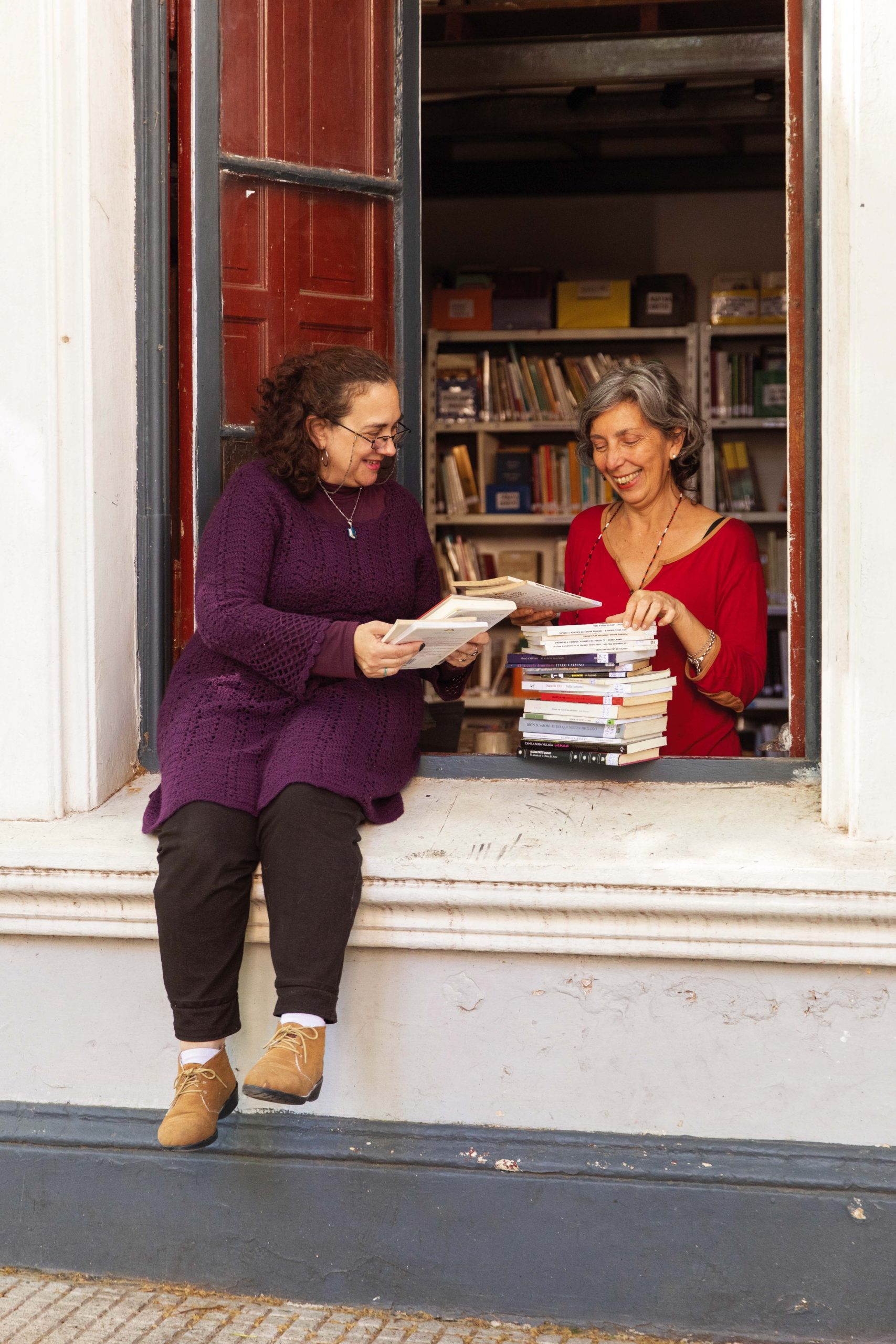 Dos integrantes de la Biblioteca Popular de la Asociación Amigos de Estación Coghlan.