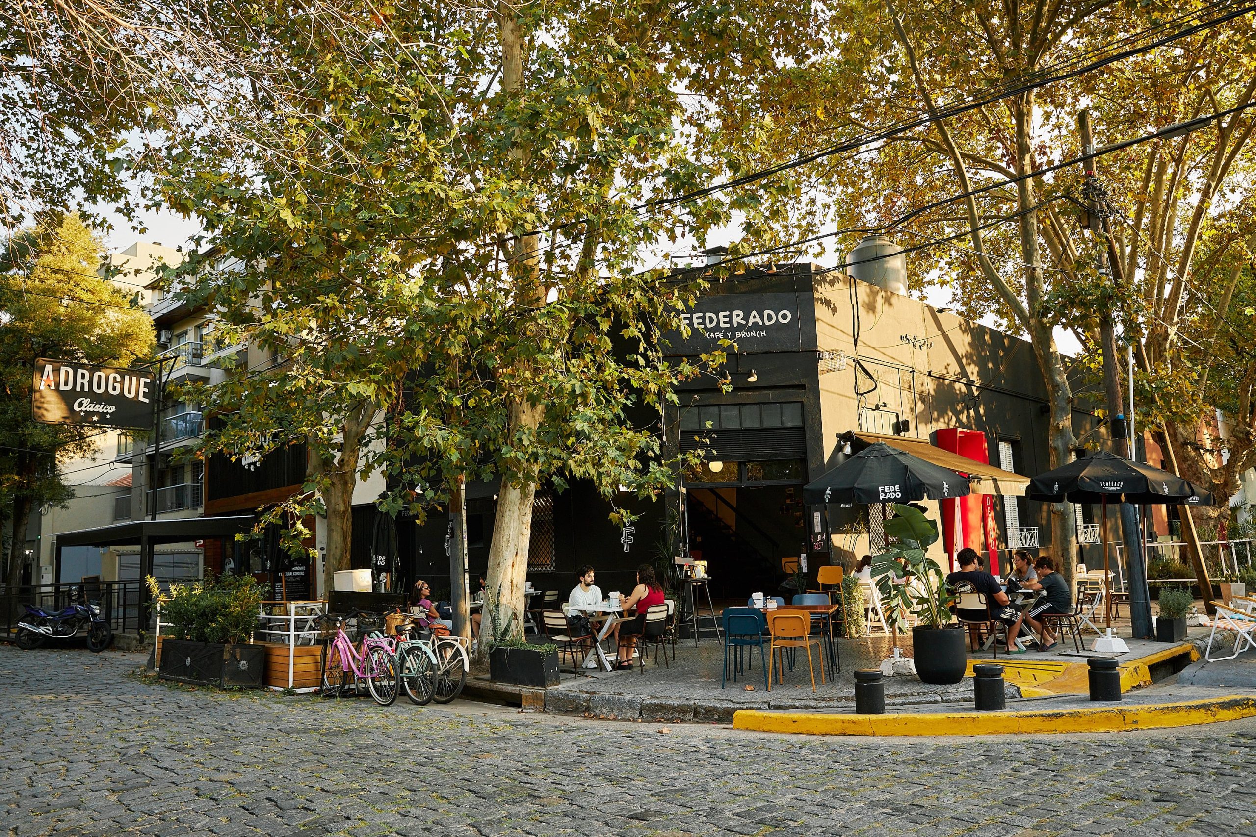 Esquina de Spira y Cordero, donde se encuentra Federado ( y enfrente el bodegón Tirifilo)