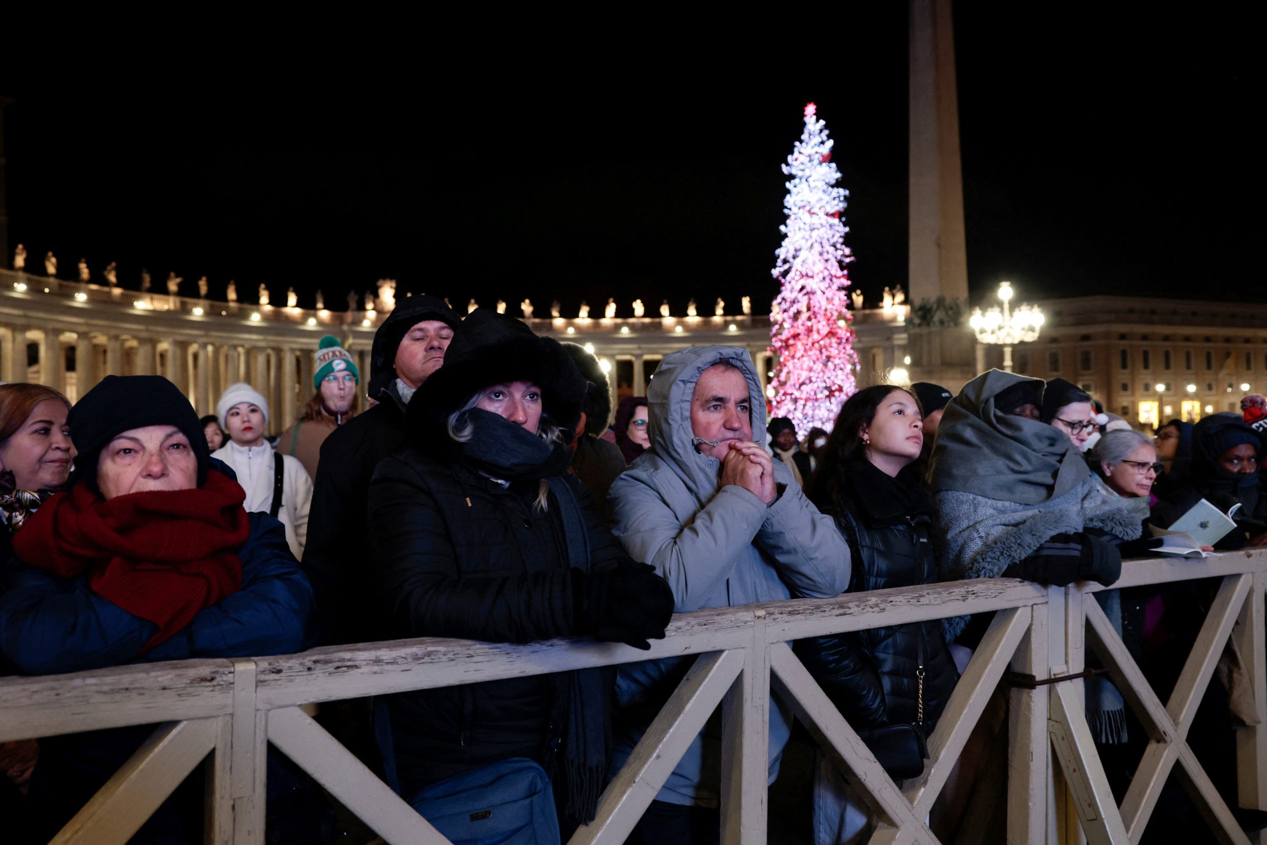 Un grupo de personas se reunió en la Plaza de San Pedro, frente al Vaticano. (Foto: Reuters/Remo Casilli)