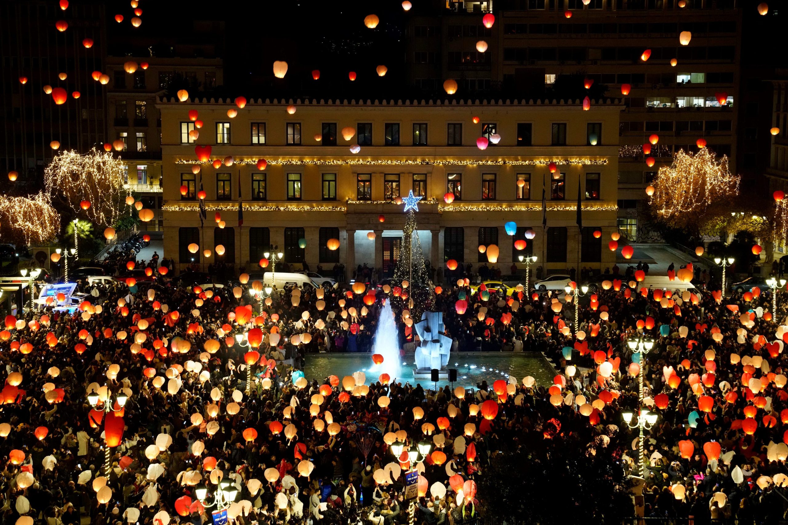 La Navidad ya llegó en algunos países del mundo. (Foto: Thanassis Stavrakis/AP)