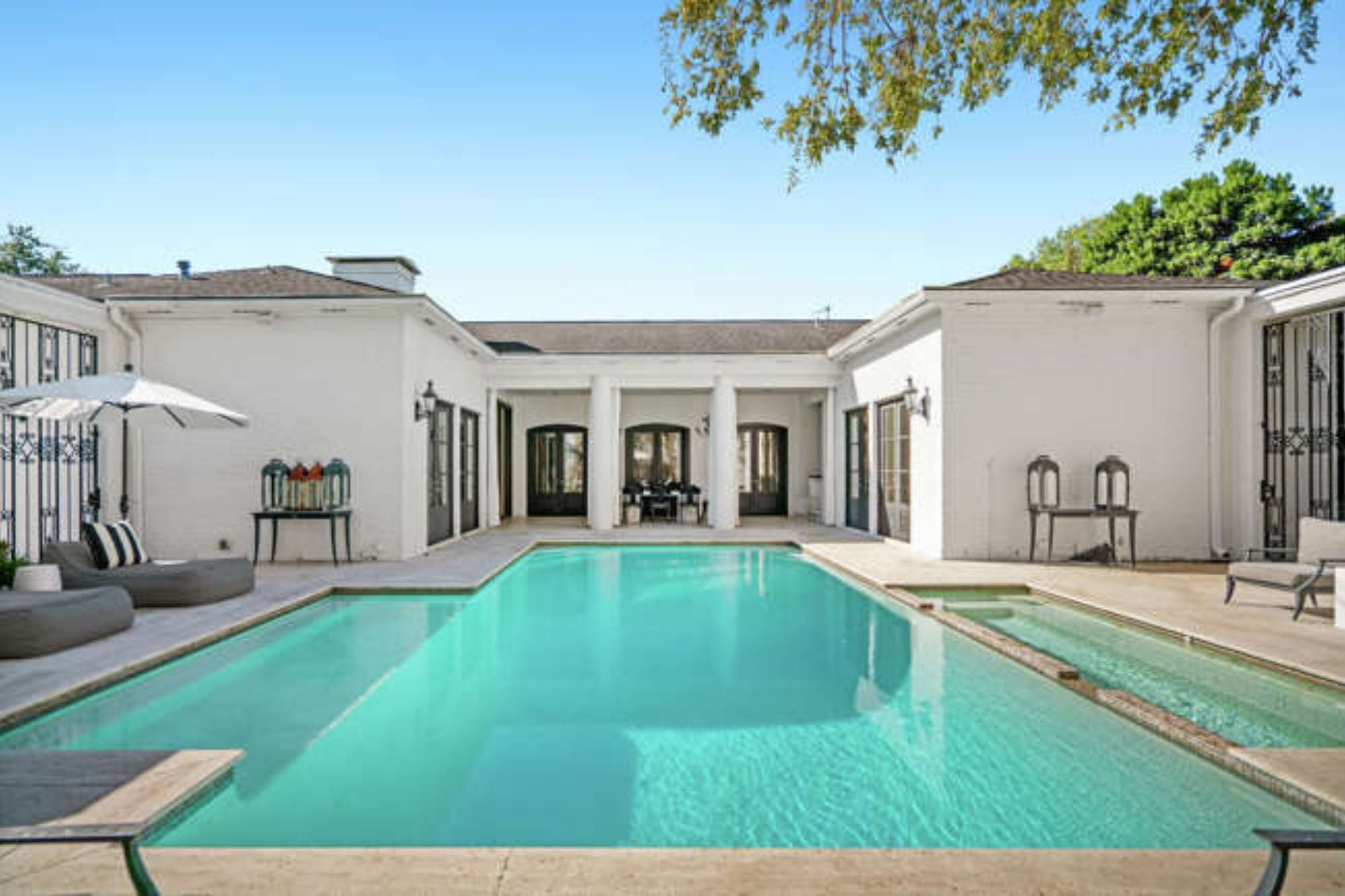 El patio, donde se encuentra la piscina, está rodeado de puertas de cristal (Foto: @compass)