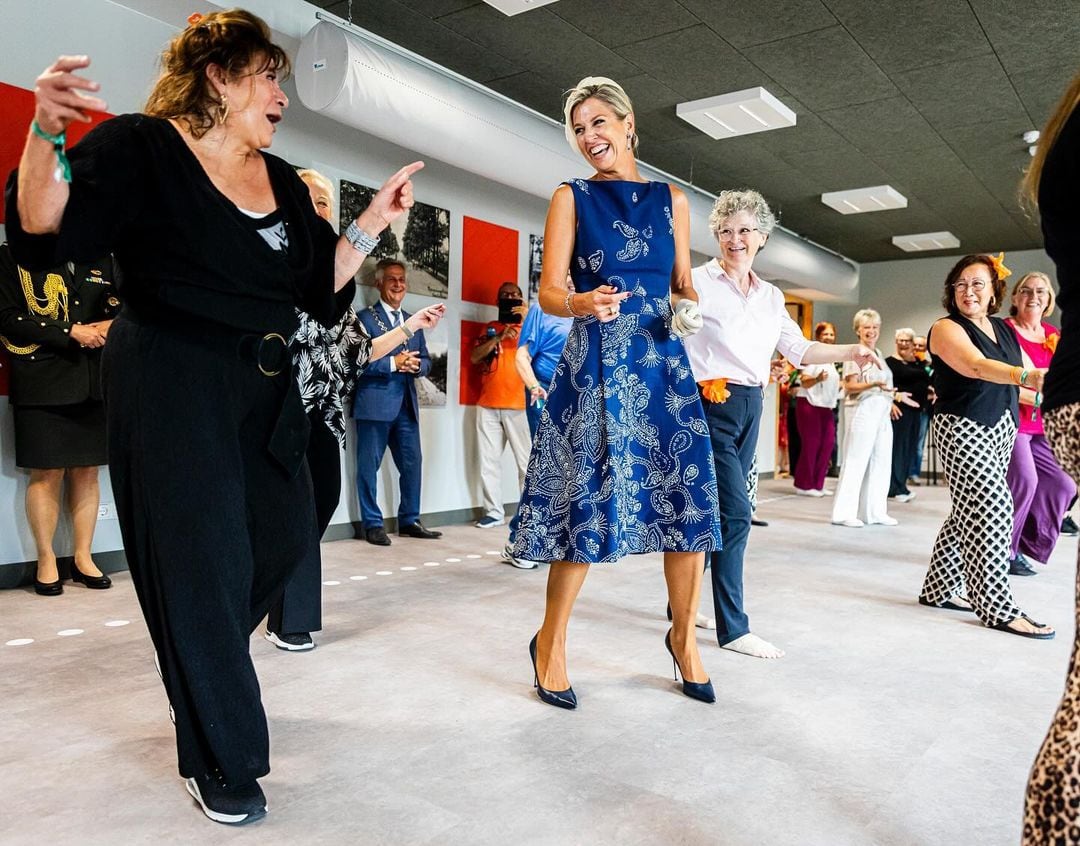 Este año la reina deslumbró con un vestido azul con arabescos blancos de Natan (Foto: Instagram @koninklijkhuis / @patrickvkatwijk)