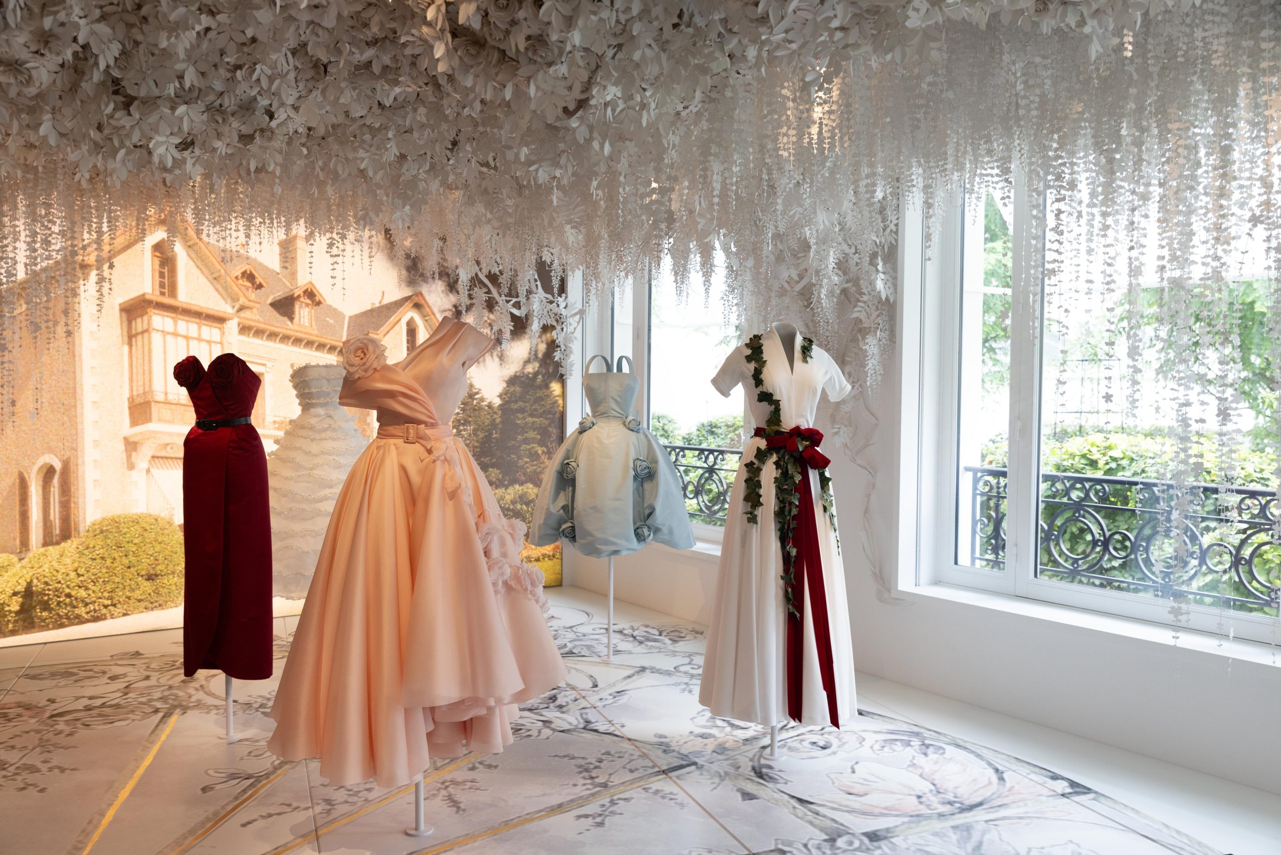 La Galerie Dior repasa la historia y las creaciones del modisto.