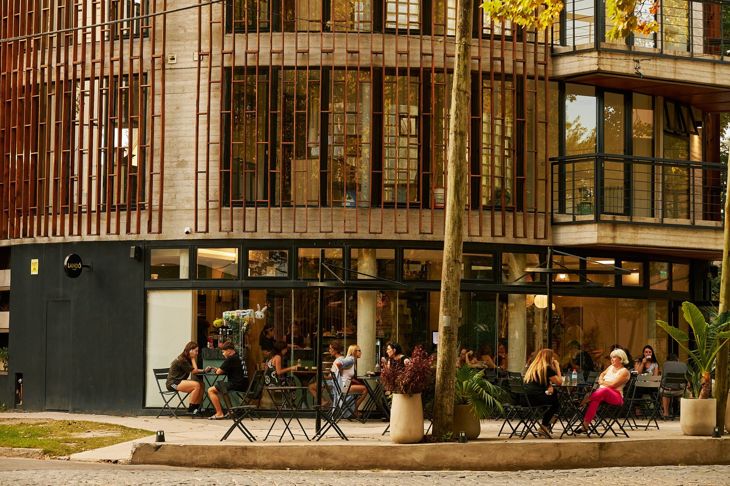 Café Landó, frente a la Plaza Azopardo