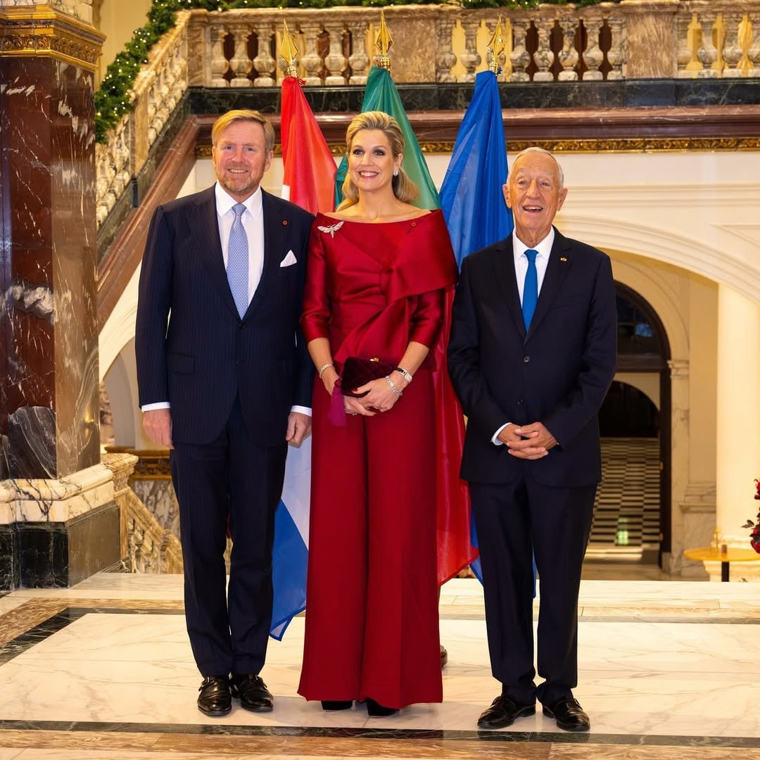 El rey Guillermo Alejandro, la reina Máxima y el presidente de Portugal, Marcelo Rebelo de Sousa, durante la gala musical en Ámsterdam (Foto: Instagram @koninklijkhuis)