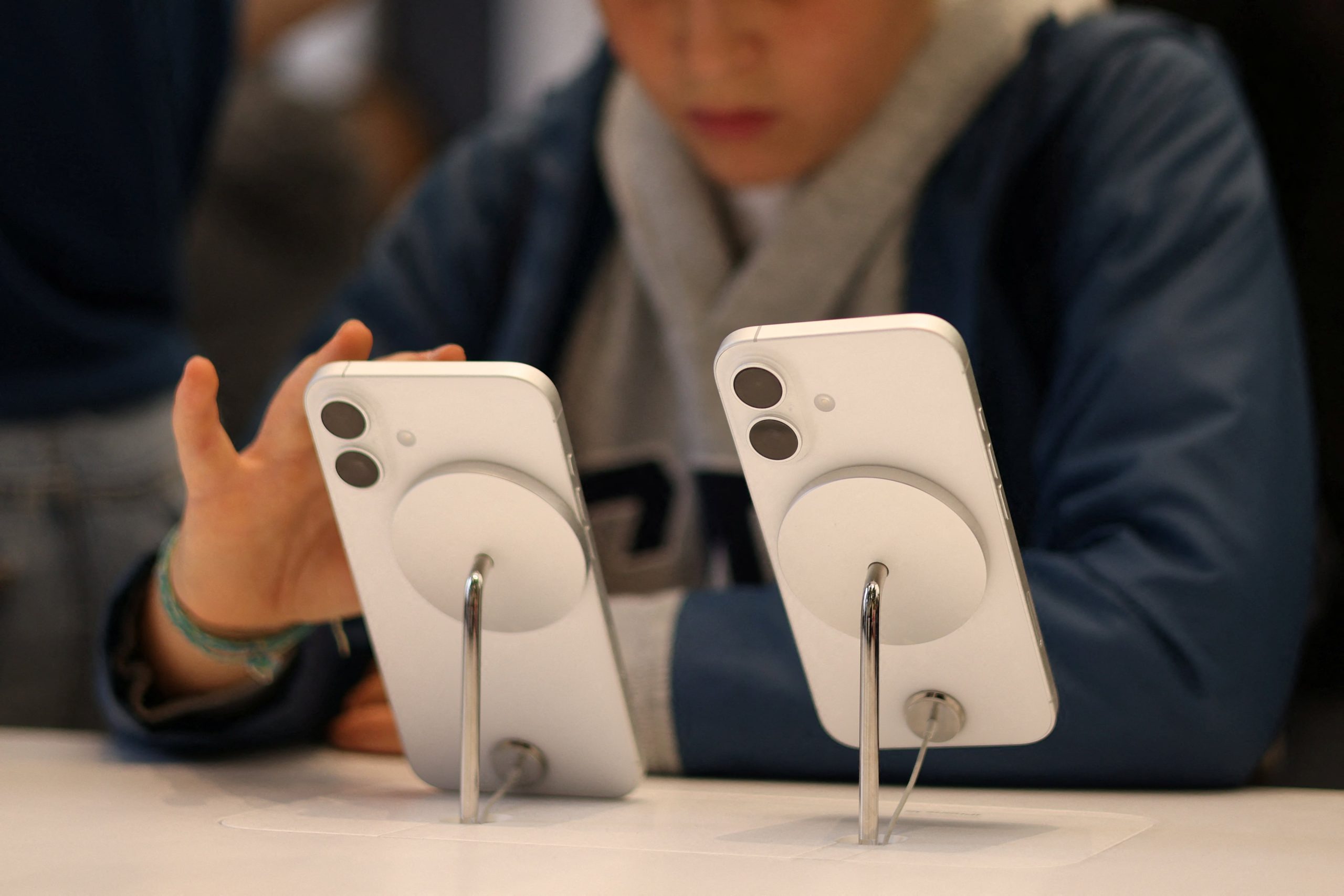 De confirmarse lo rumores, el iPhone 17 Air será el celular más delgado en la historia de esta familia de dispositivos. (Foto: Reuters/Hollie Adams)