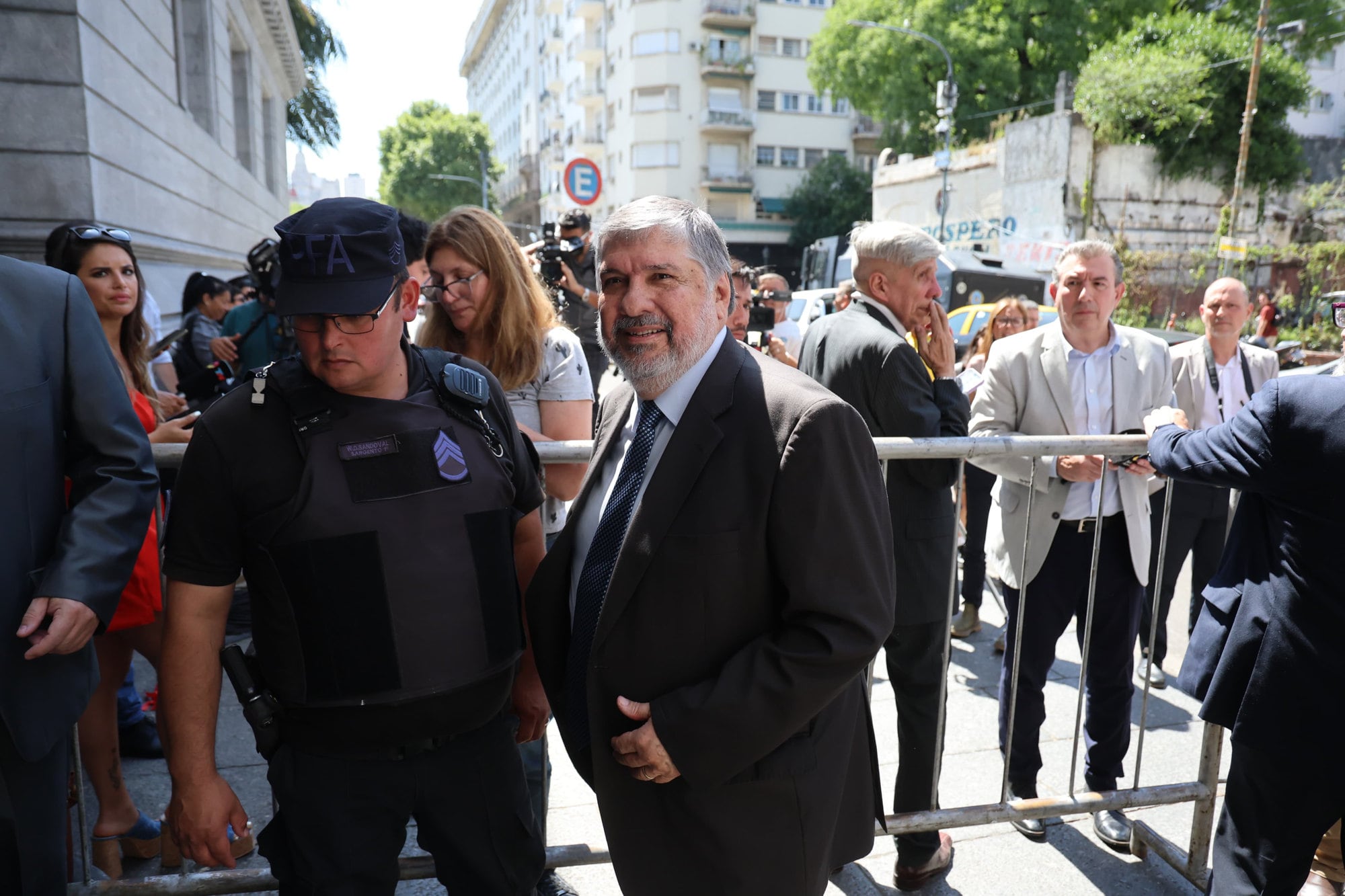 José Mayans, al llegar al Senado para tratar la situación del senador Kueider