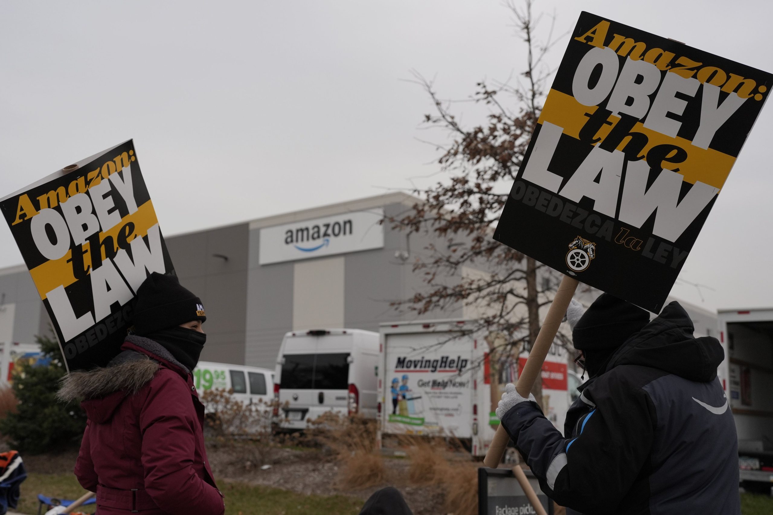 Los trabajadores sostienen carteles durante una huelga en la estación de entrega de Amazon de Skokie (DIL7) en Skokie, Illinois, el jueves 19 de diciembre de 2024.