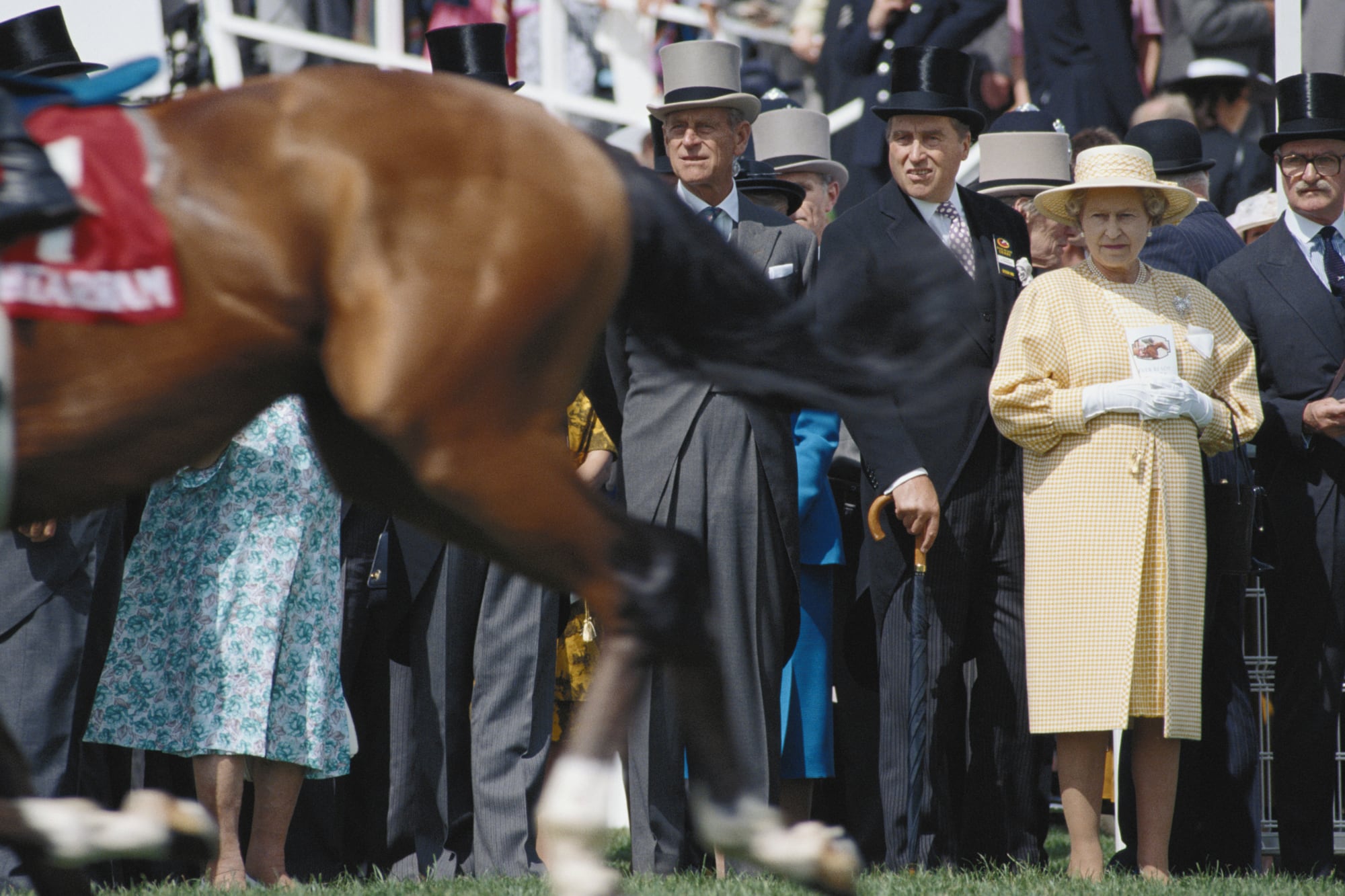 El príncipe Felipe, Henry George Reginald Molyneux Herbert (el nombre completo de “Porchie”) y la Reina en el hipódromo de Epsom, Surrey, en junio de 1992.