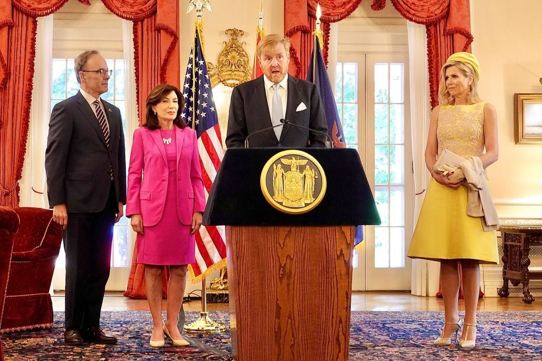 La reina Máxima se lució con un elegante look amarillo durante su visita a la ciudad de Albany (Foto: Instagram @koninklijkhuis)