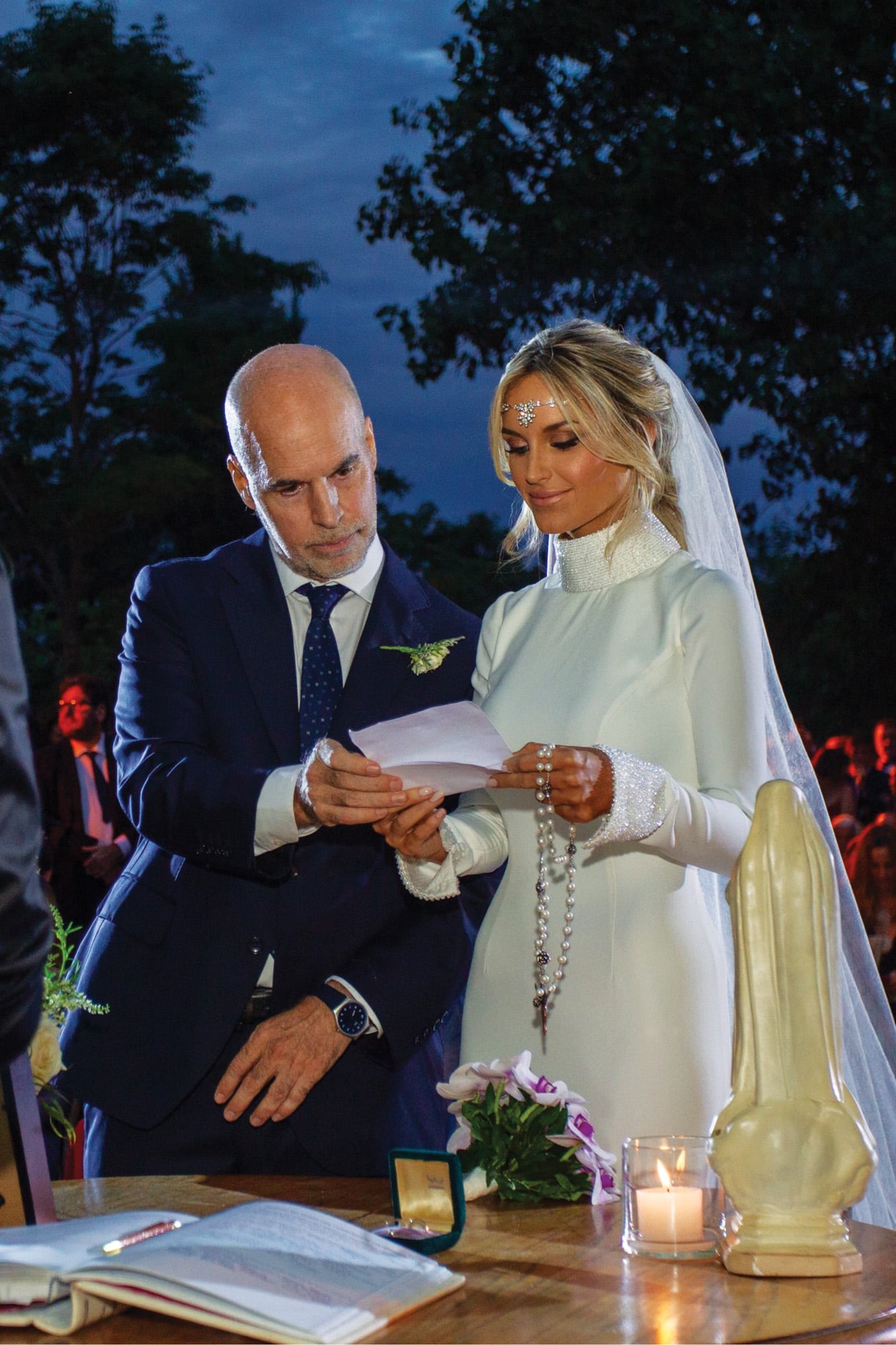 En el altar que se montó al aire libre y ante la presencia de la jueza Alejandra Cavalieri, la funcionaria que los había casado en el Registro Central de CABA, tres días antes, Milagros y Horacio, felices y enamorados, dijeron sus votos.