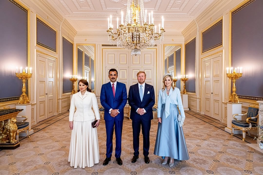 En junio la reina se lució con un set celeste de Natan con un tocado haciendo juego (Foto: Instagram @koninklijkhuis)