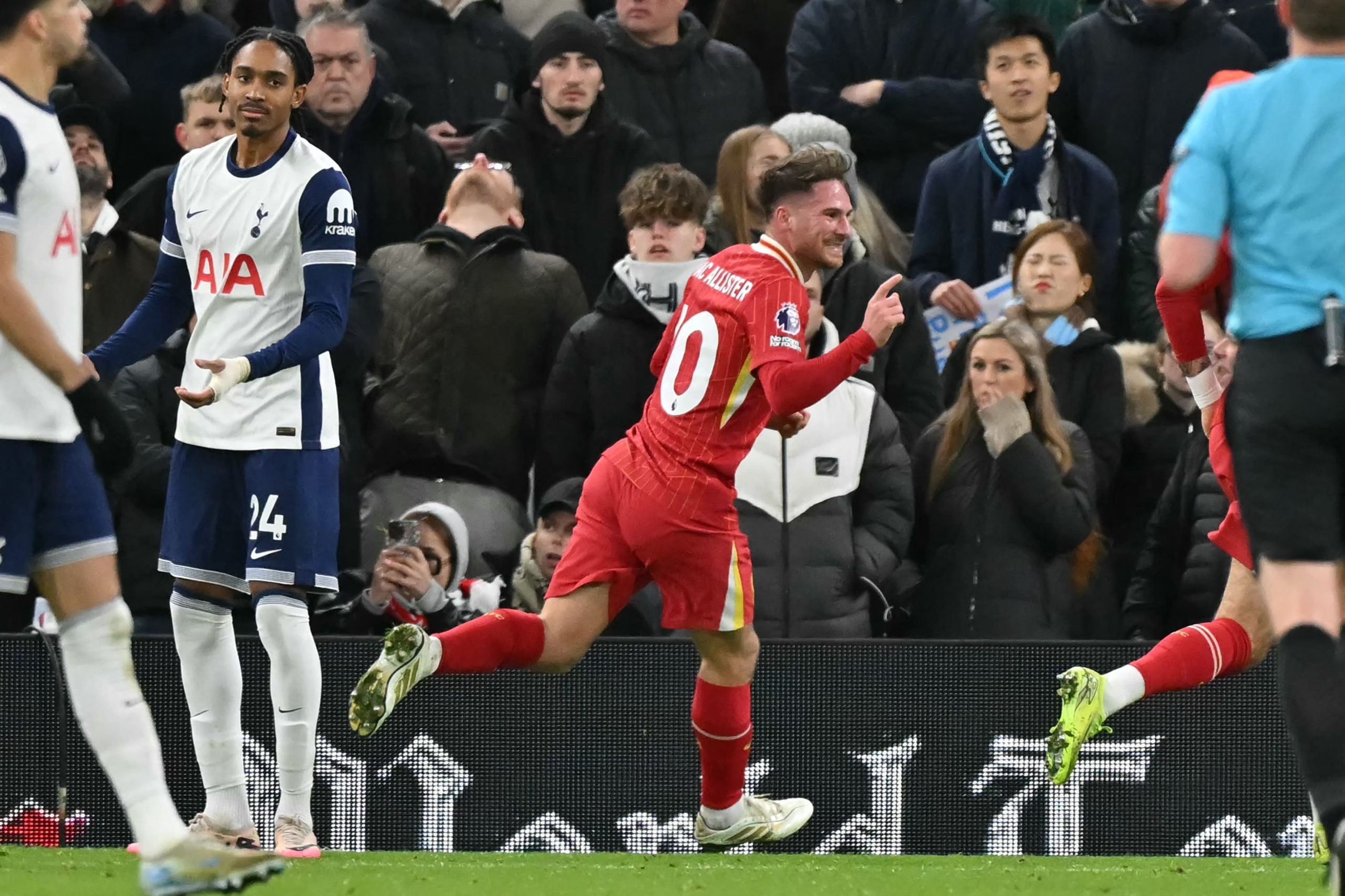 Alexis Mac Allister festeja el gol del 2-0 que anotó de cabeza para Liverpool ante Tottenham