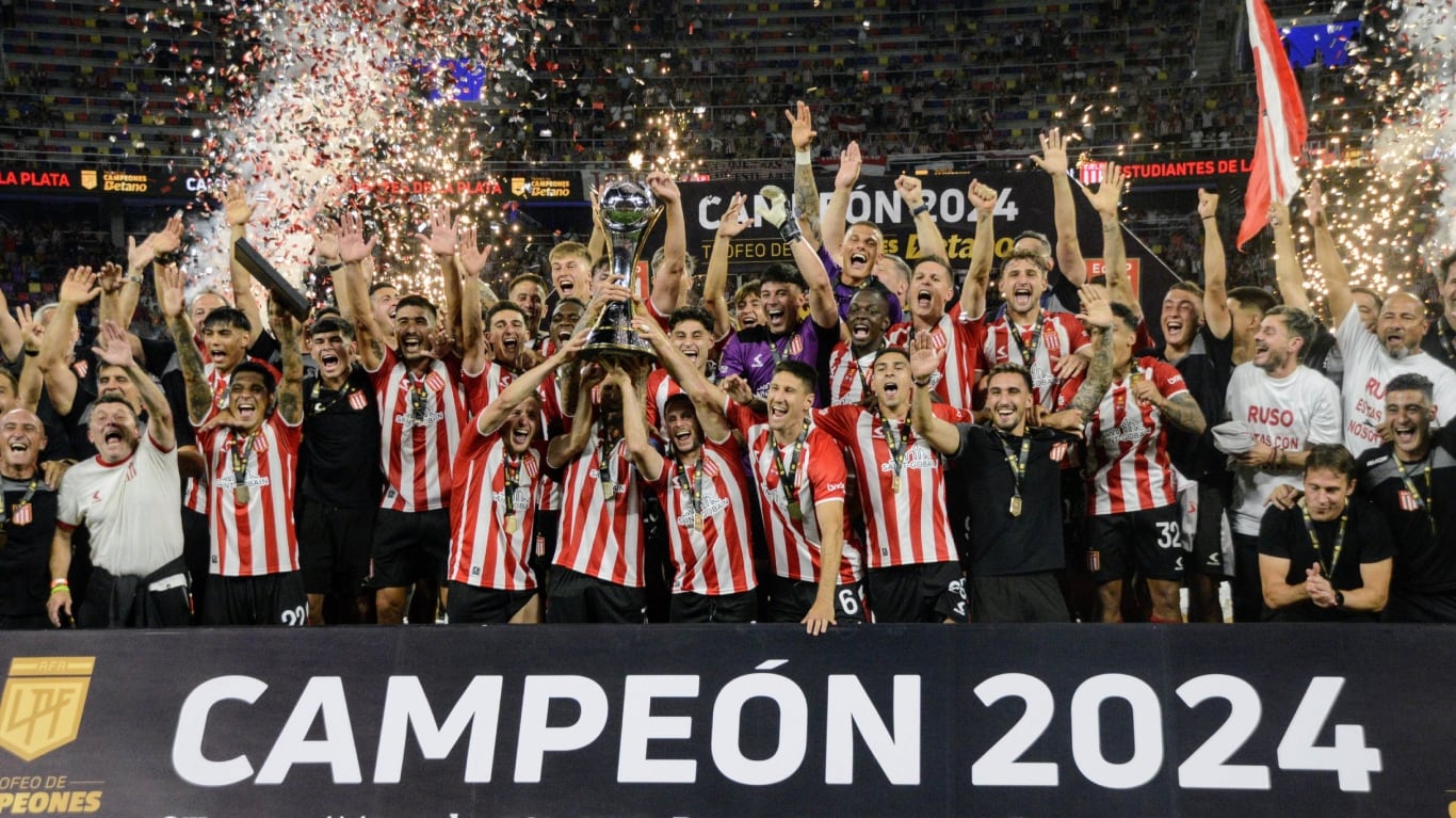 Estudiantes sumó otro título: goleó 3-0 a Vélez y se quedó con el Trofeo de Campeones (Foto: Fotobaires).