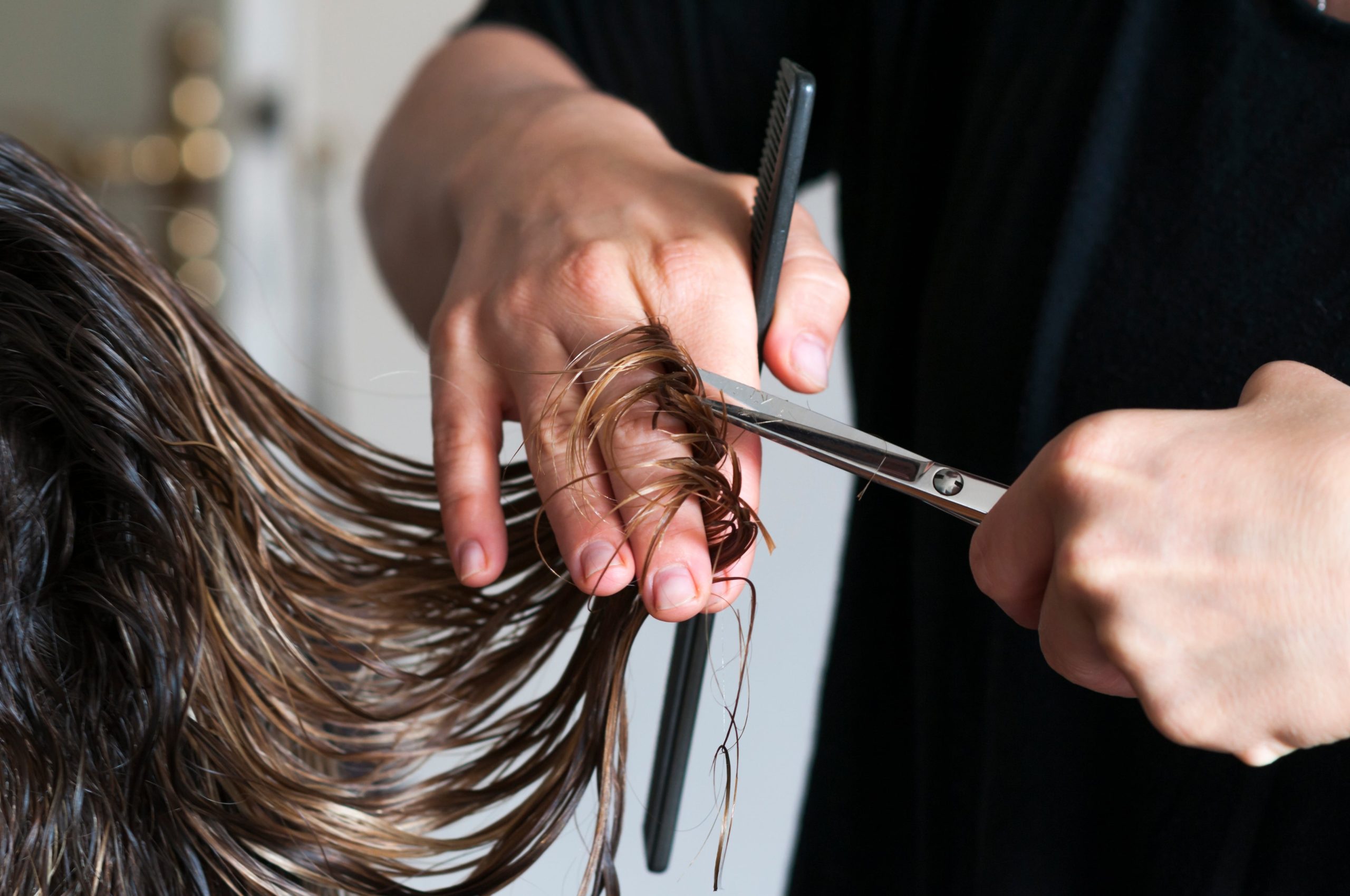 Cortarlo seguido también puede ayudarte a controlar el frizz. (Foto: Adobe Stock)