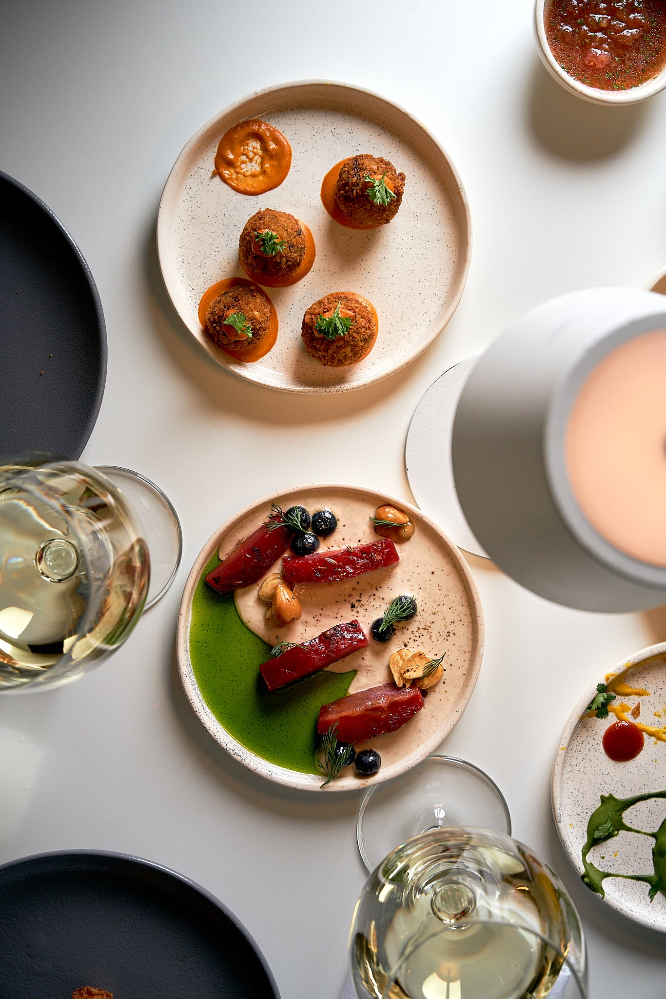 Croquetas de osobuco y gravlax de trucha curada.