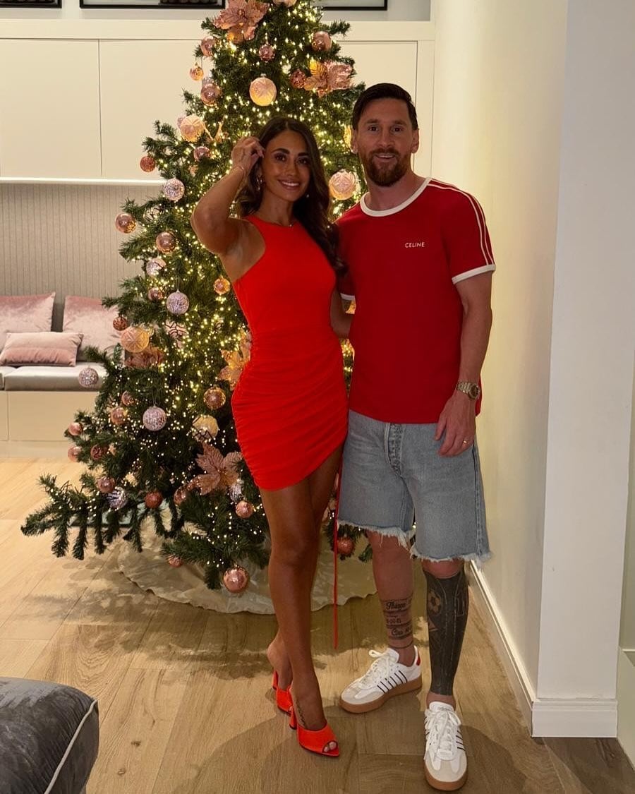 Anto Roccuzzo deslumbró con su look total red para Navidad (Foto: Instagram/@antonelaroccuzzo)