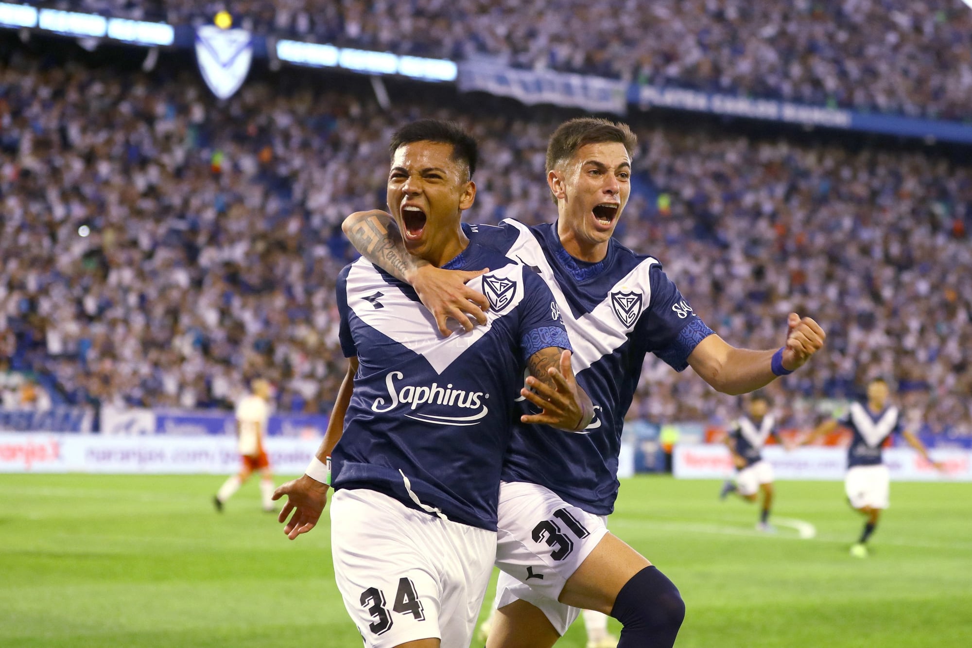 Vélez jugó un partido a gran nivel y no dejó dudas ante Huracán: lo venció 2 a 0 y festejó la LPF 