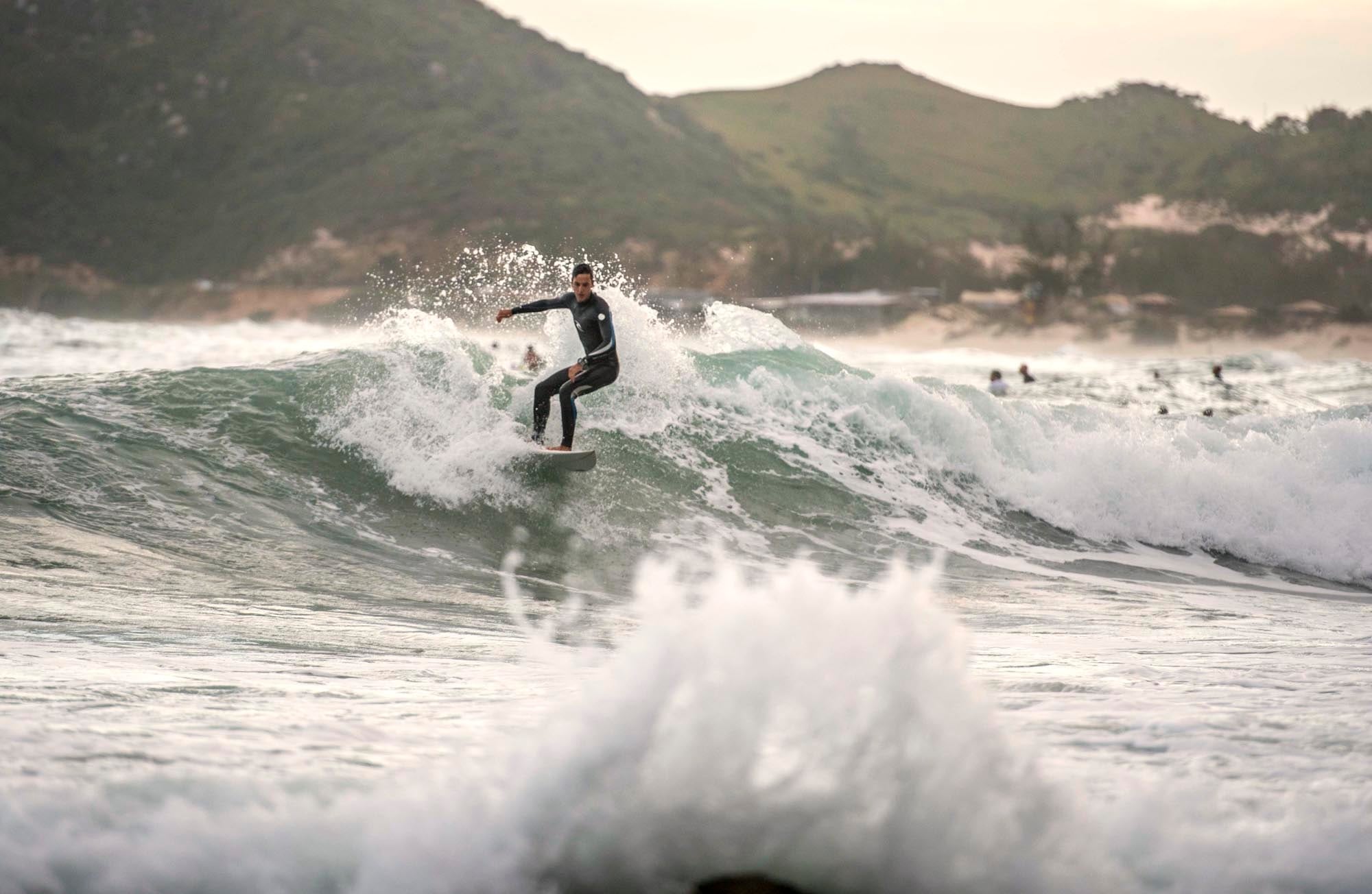 Surfista en Praia do Rosa. 