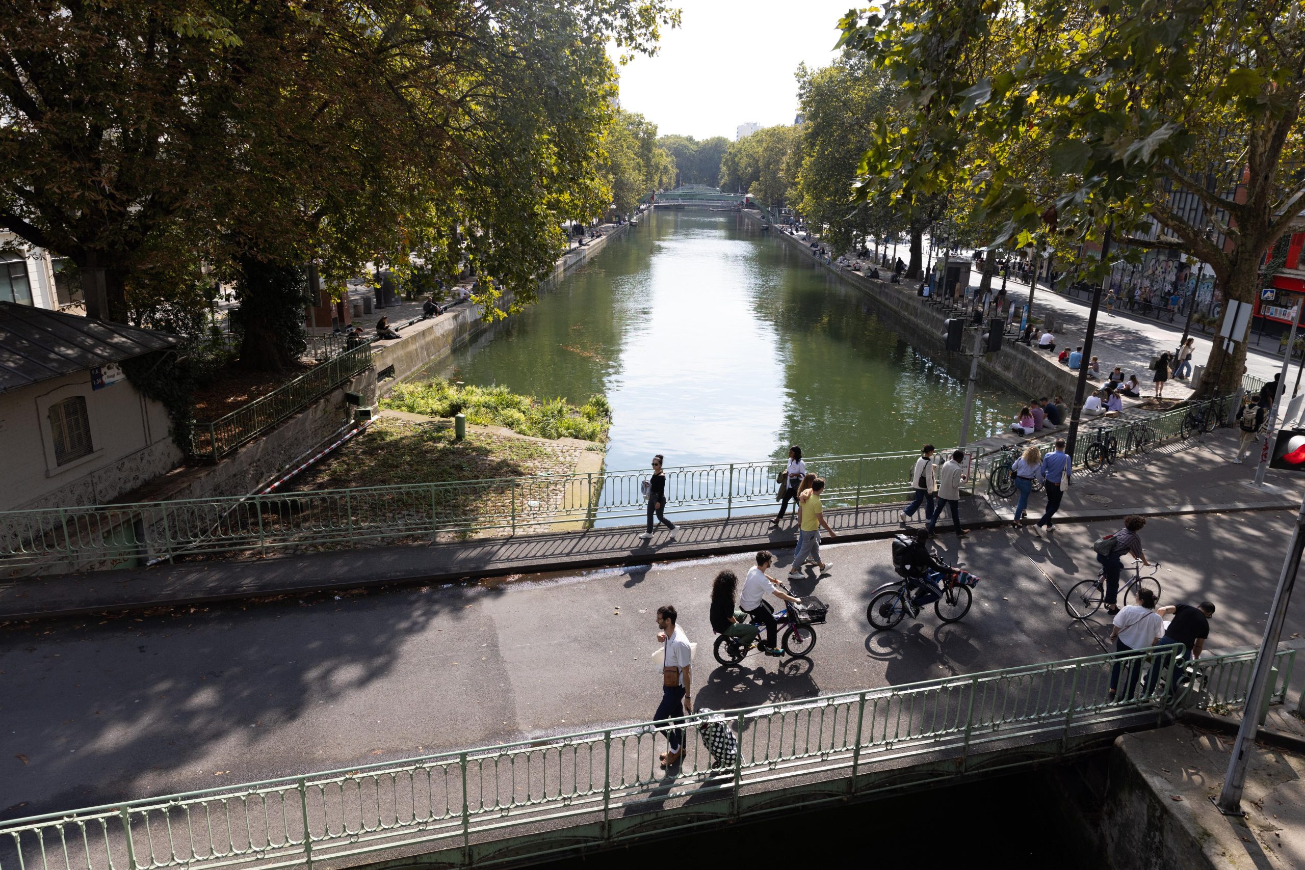 El Canal Saint-Martin tiene mucha vida los fines de semana y llegar en bici es un planazo.