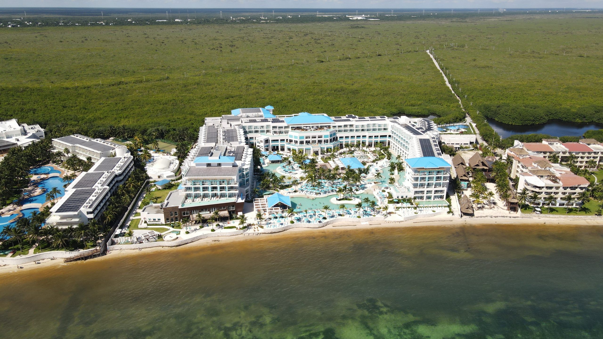 Entre los manglares y el mar Caribe, el all inclusie solo para adultos Margaritaville Riviera Maya, en Puerto Morelos, uno de los más nuevos de la zona: abrió hace un año y medio