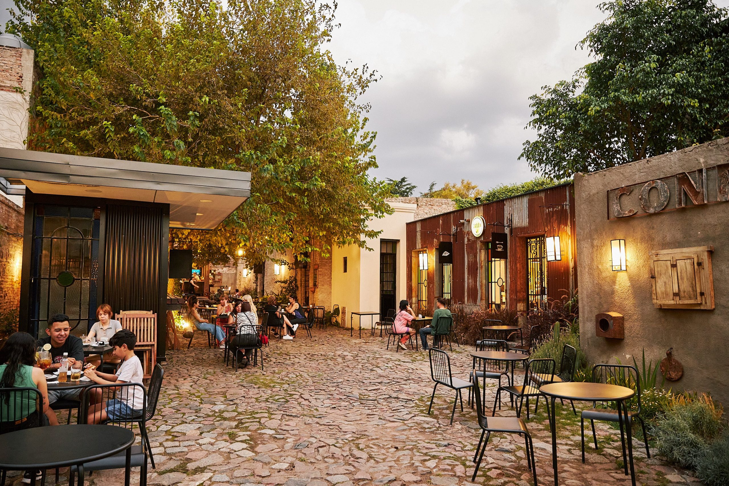 Atardecer en el paseo gastronómico de Plaza Bynnon