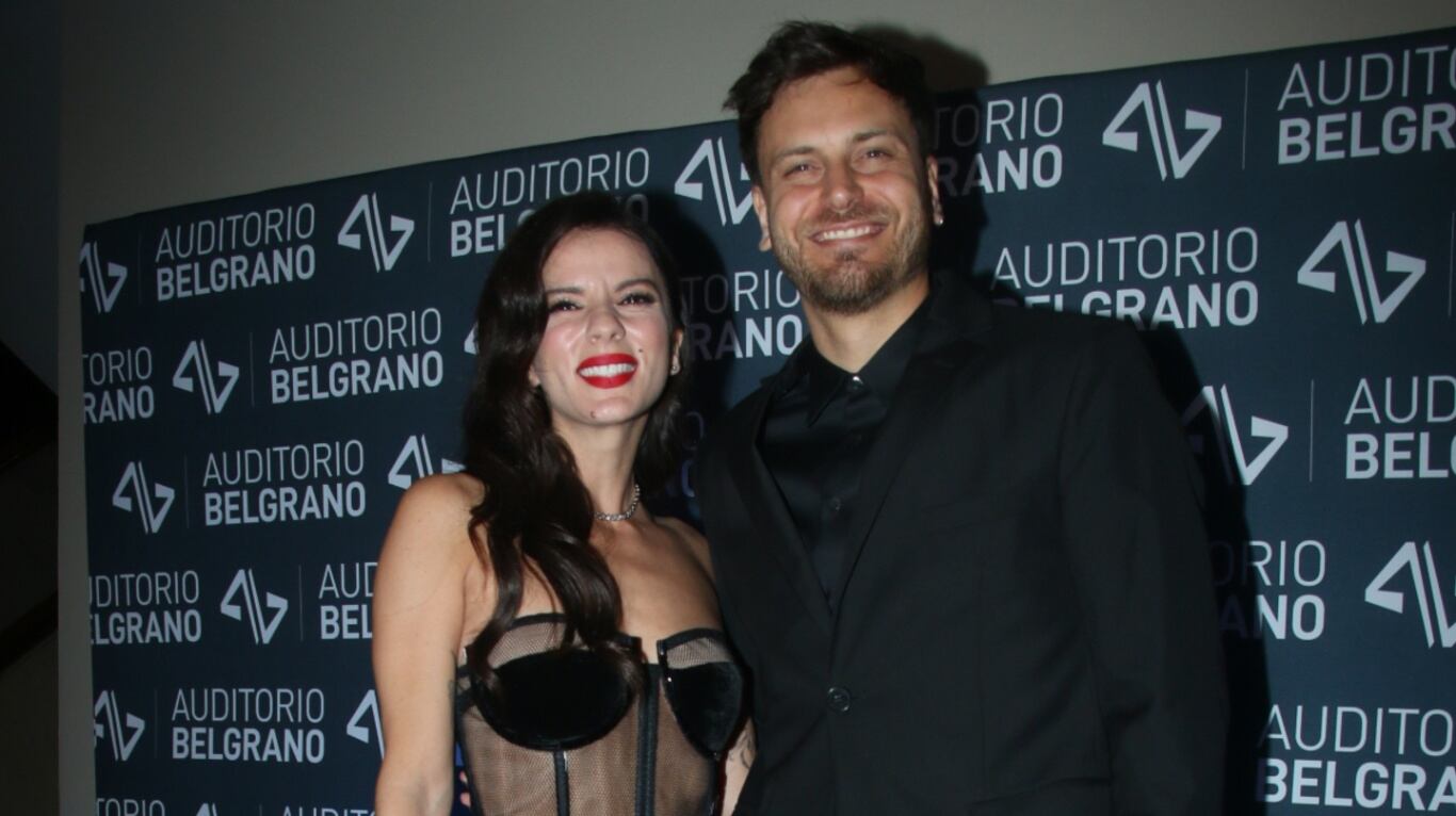 Gimena Accardi y Andrés Gil en la alfombra de los Premios Ace. (Foto: Movilpress)