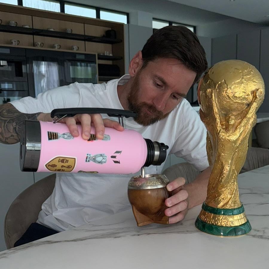 Lionel Messi con su mate y la Copa del Mundo