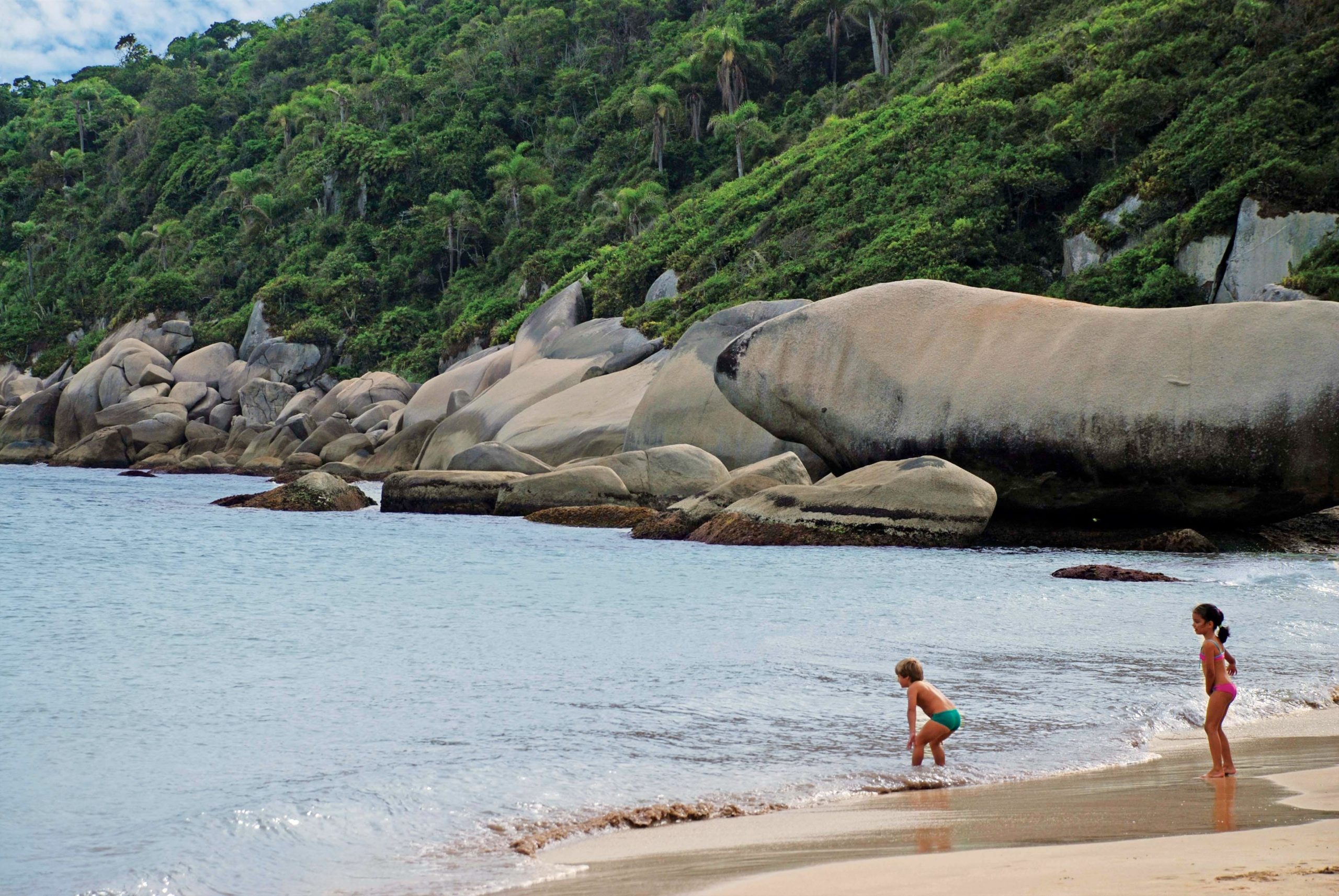 Grandes rocas enmarcan a la bella y menos concurrida playa da Tainha., Bombinhas.