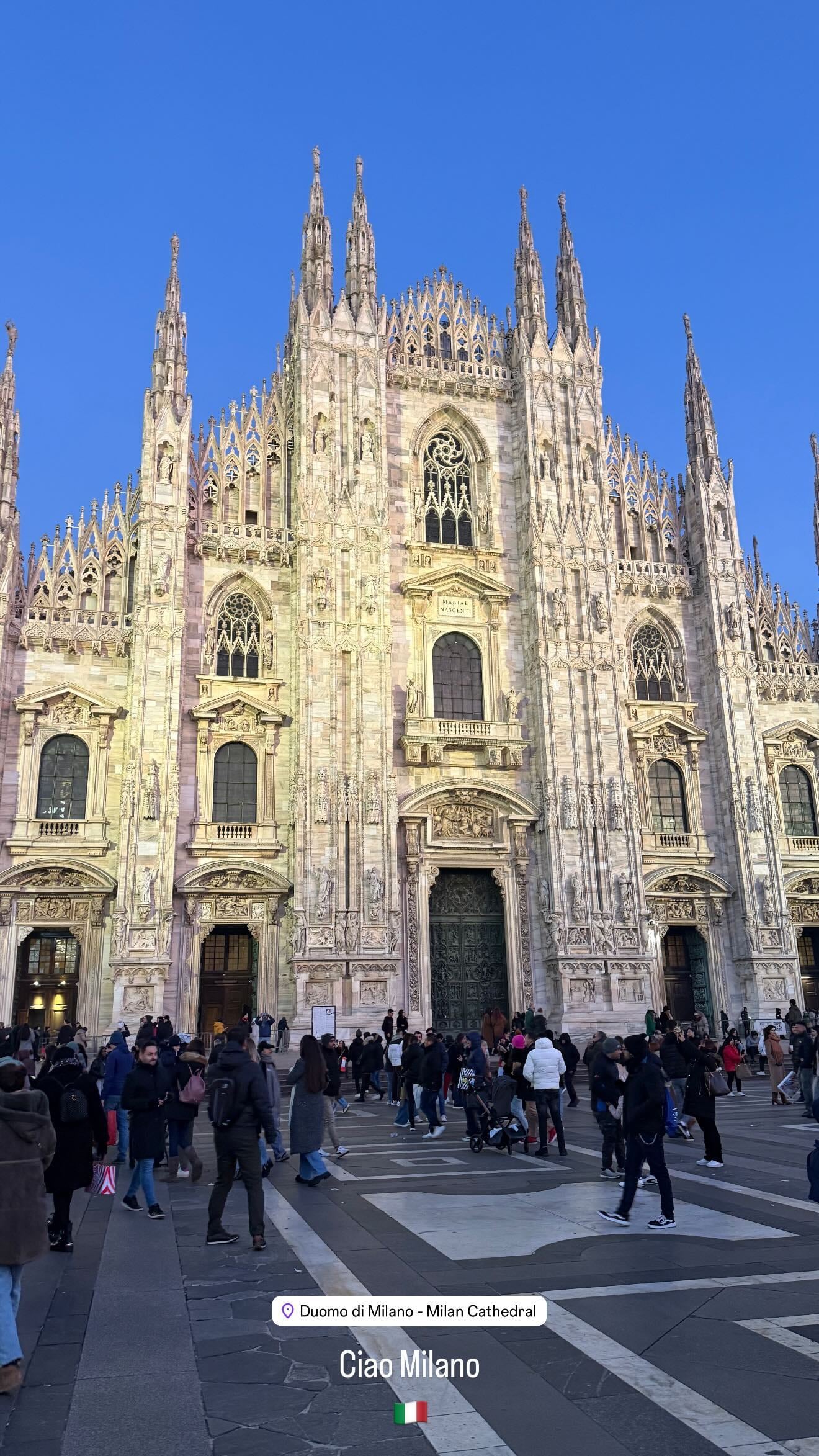 Wanda en su arribo a Italia, visitó la Piazza del Duomo